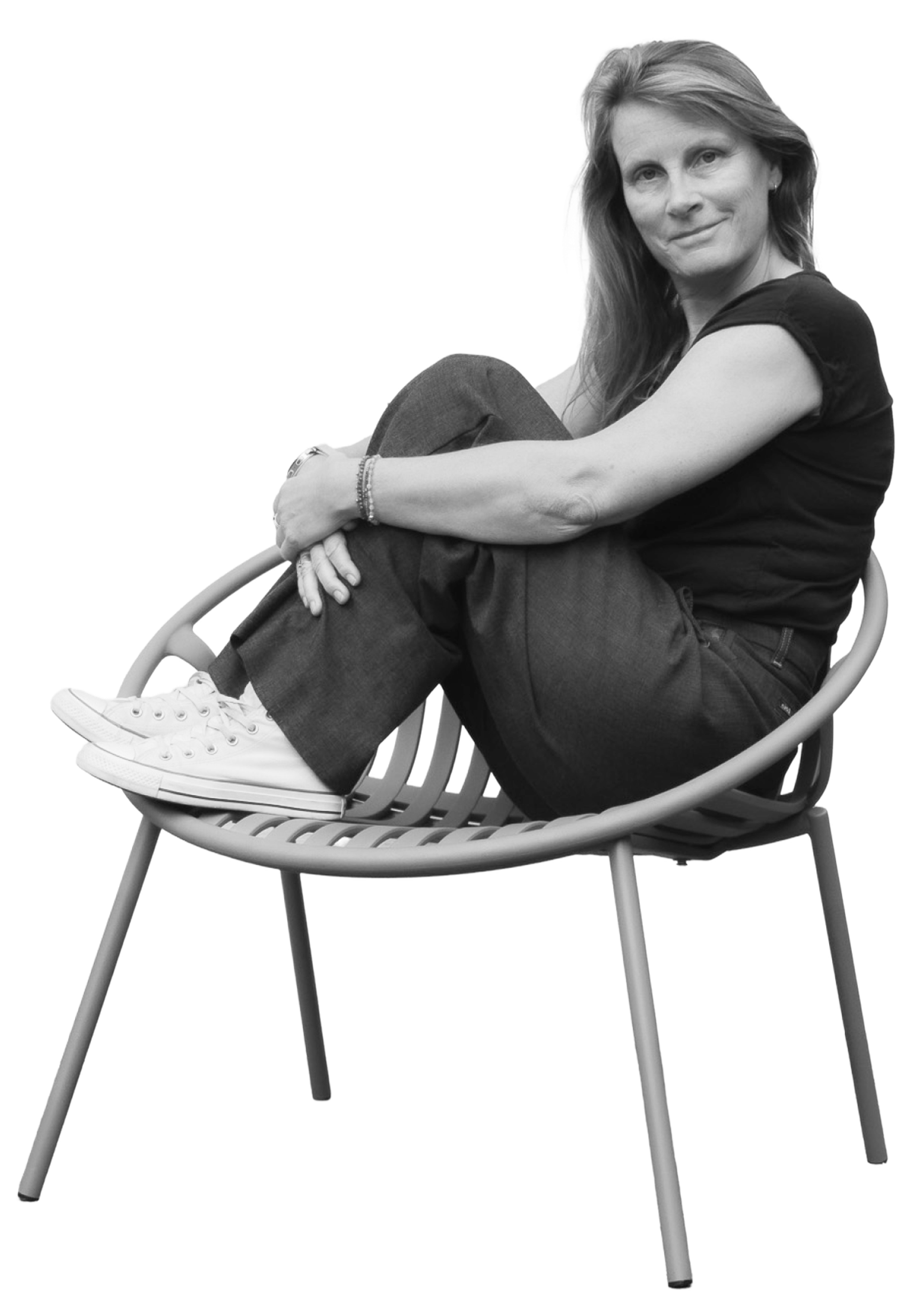 Nadia Feys, zittend in een ronde stoel