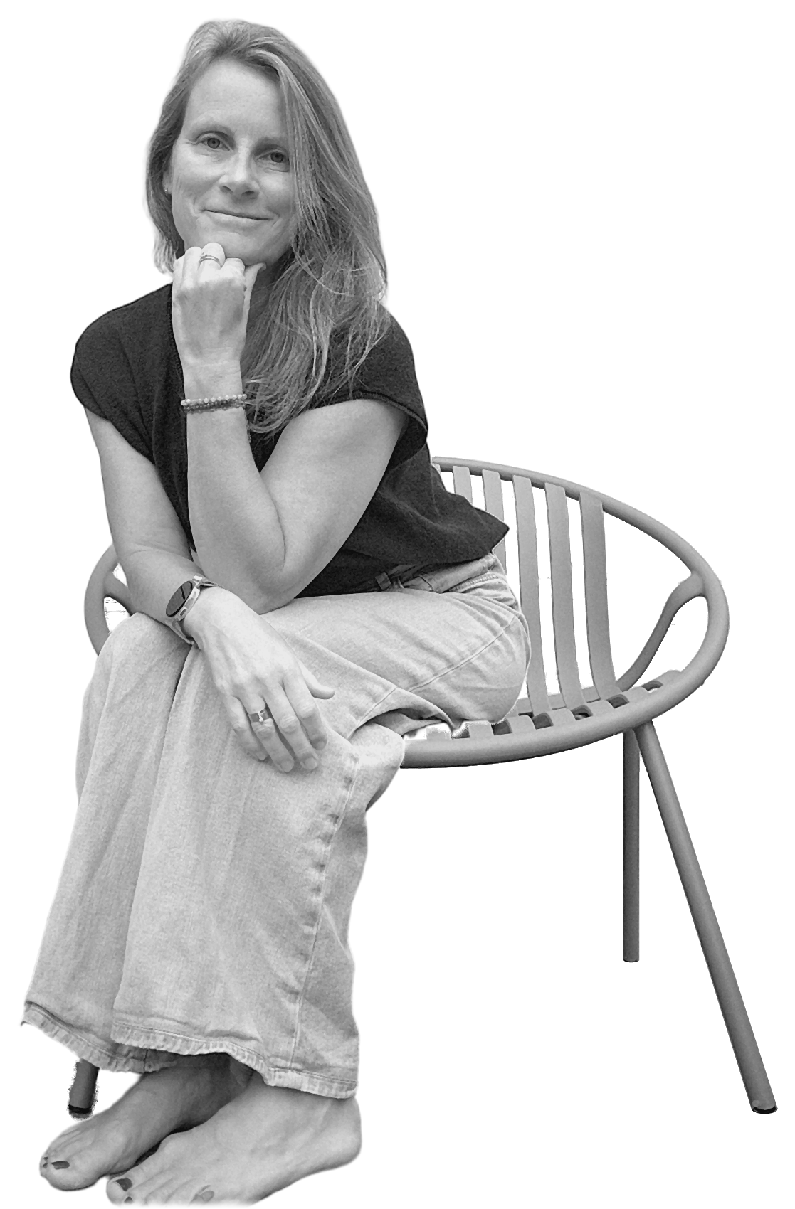 Nadia Feys op een stoel, haar kin op haar hand