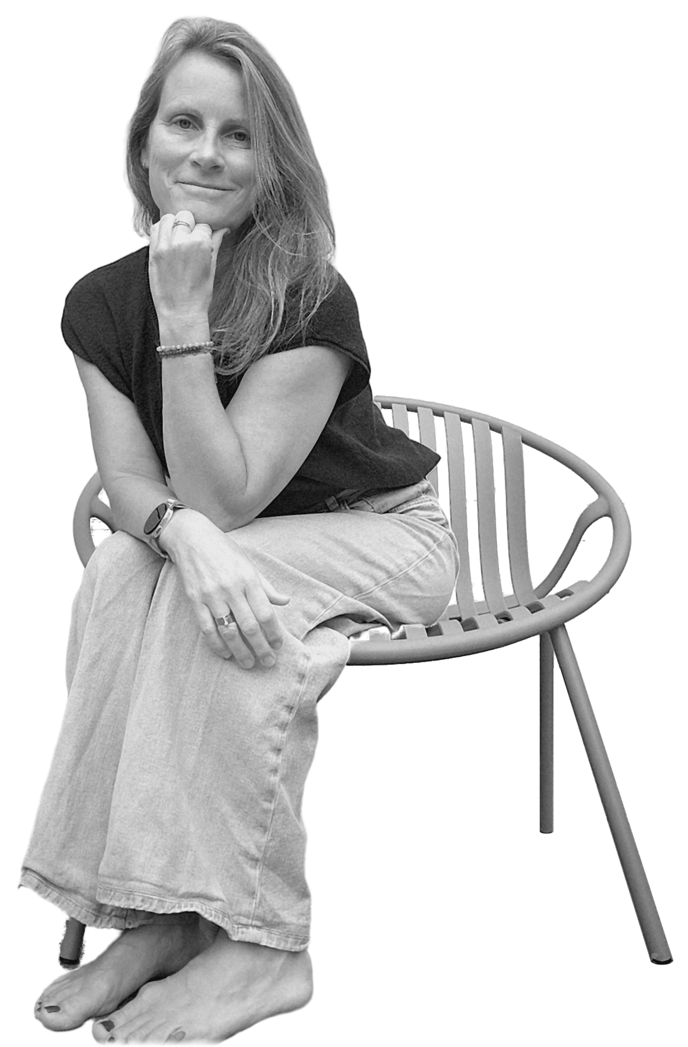 Nadia Feys op een stoel, haar kin op haar hand