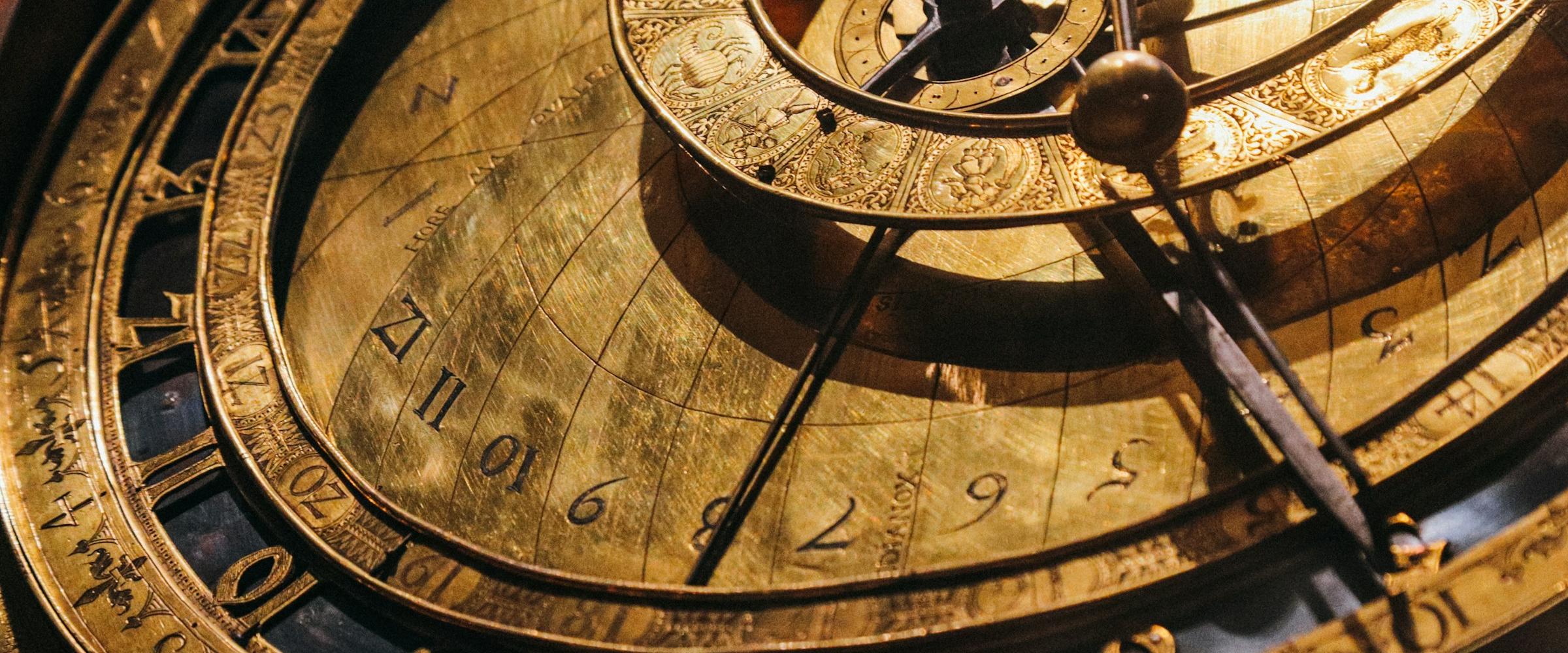 Een oud koperen astronomisch instrument met ringen en cijfers