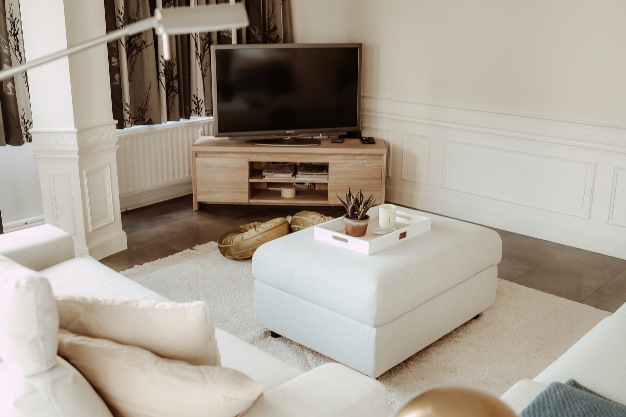 Het tv-meubel met Smart TV, tegenover de zithoek