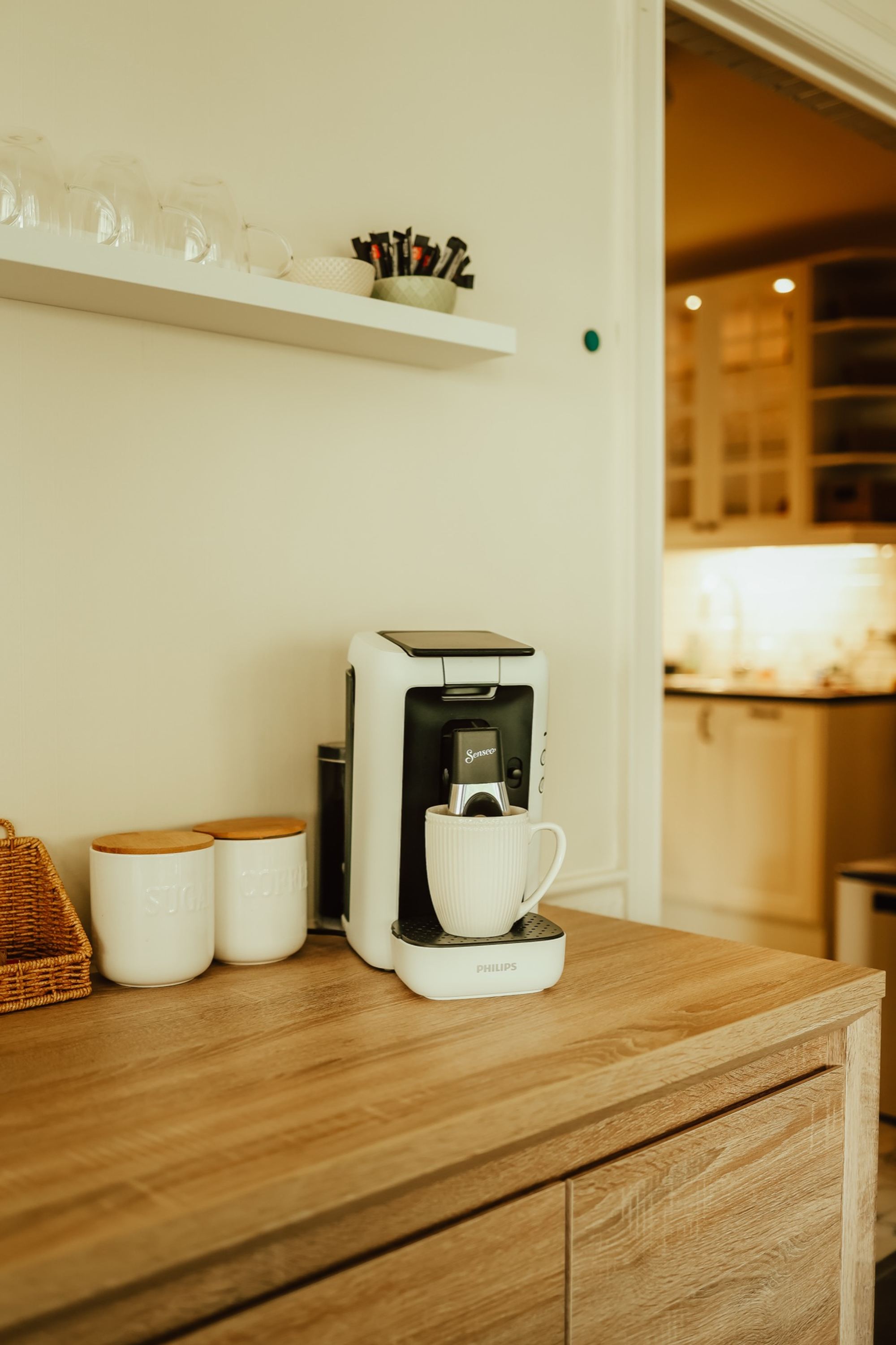 De Senseo koffiemachine met kopjes en voorraadpotten