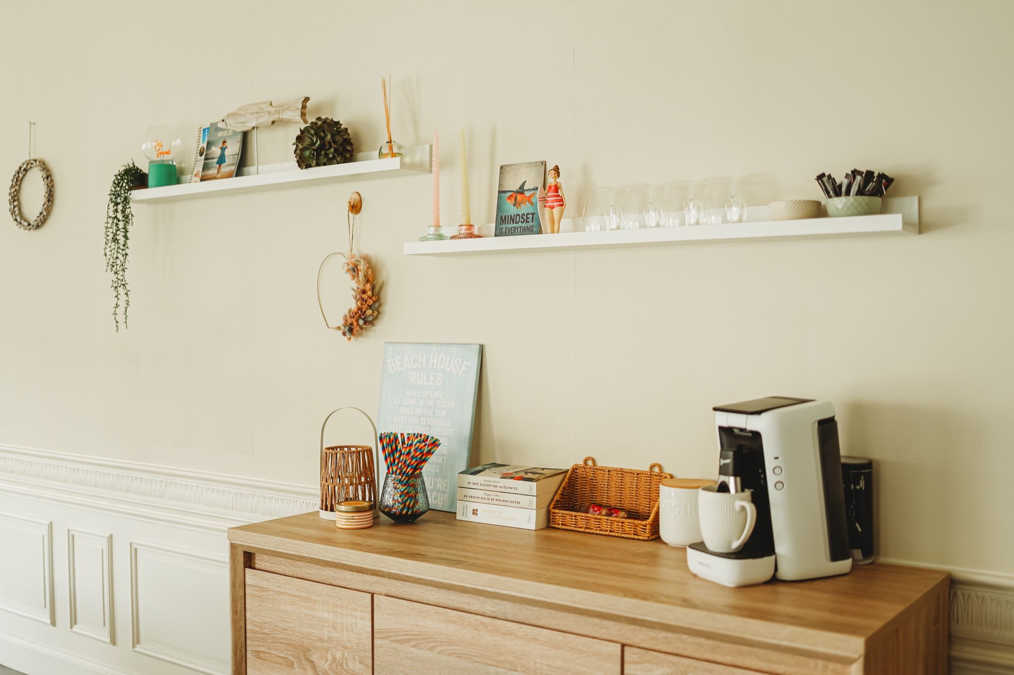 Het dressoir met de koffiehoek en de wandplanken erboven