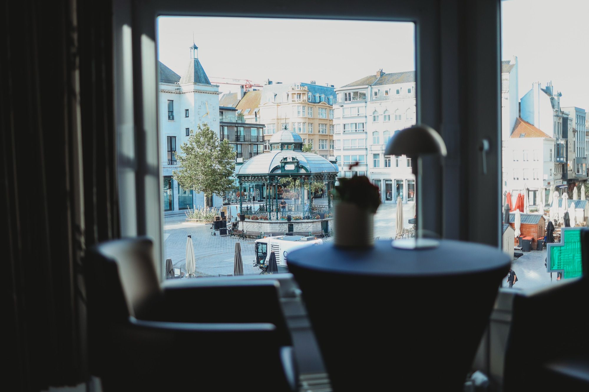 Avondlicht over het Wapenplein, gezien vanaf de statafel bij het raam