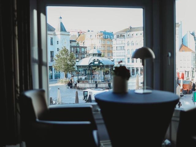 Avondlicht over het Wapenplein, gezien vanaf de statafel bij het raam