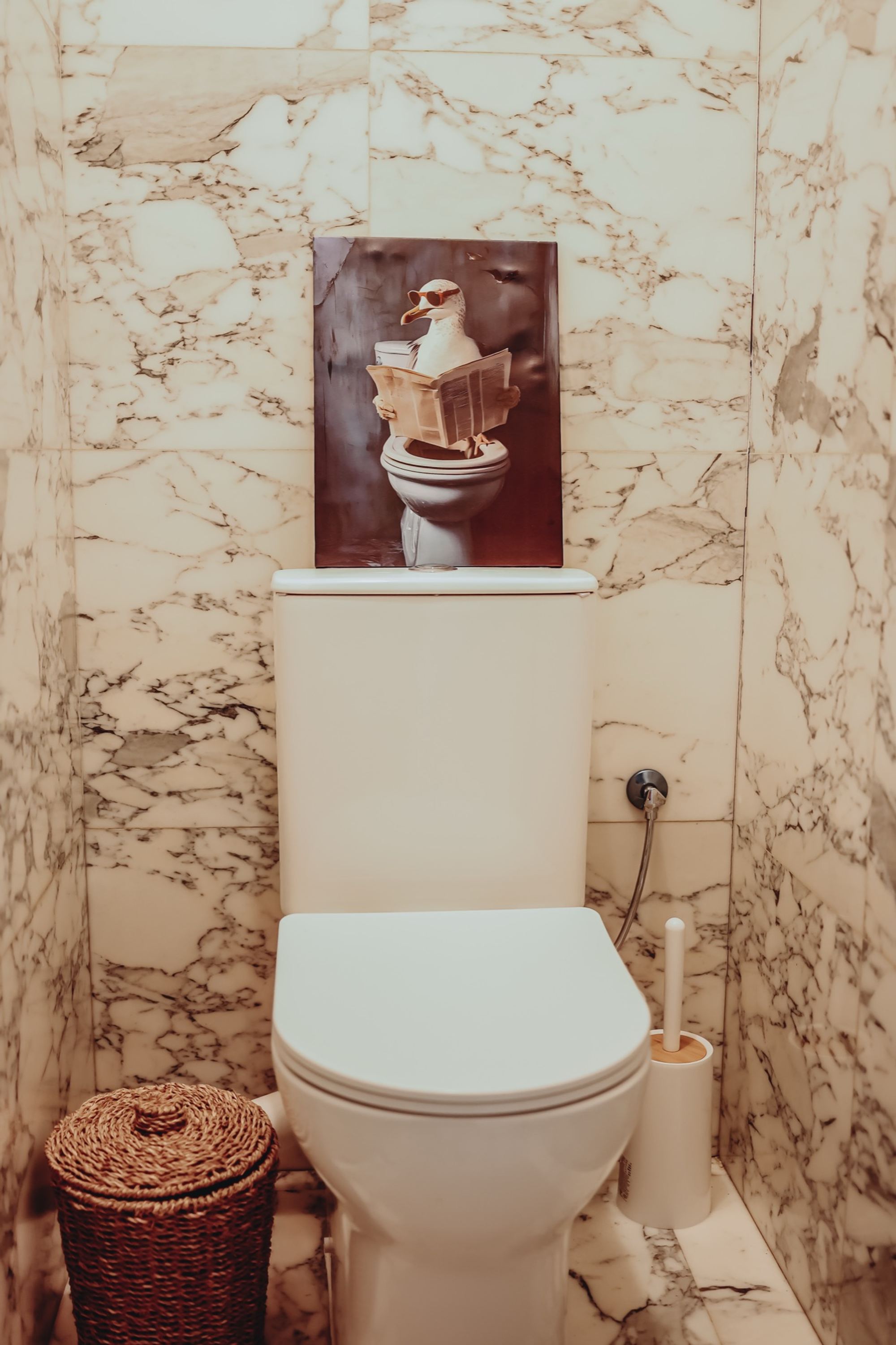 Het toilet in de marmeren badkamer