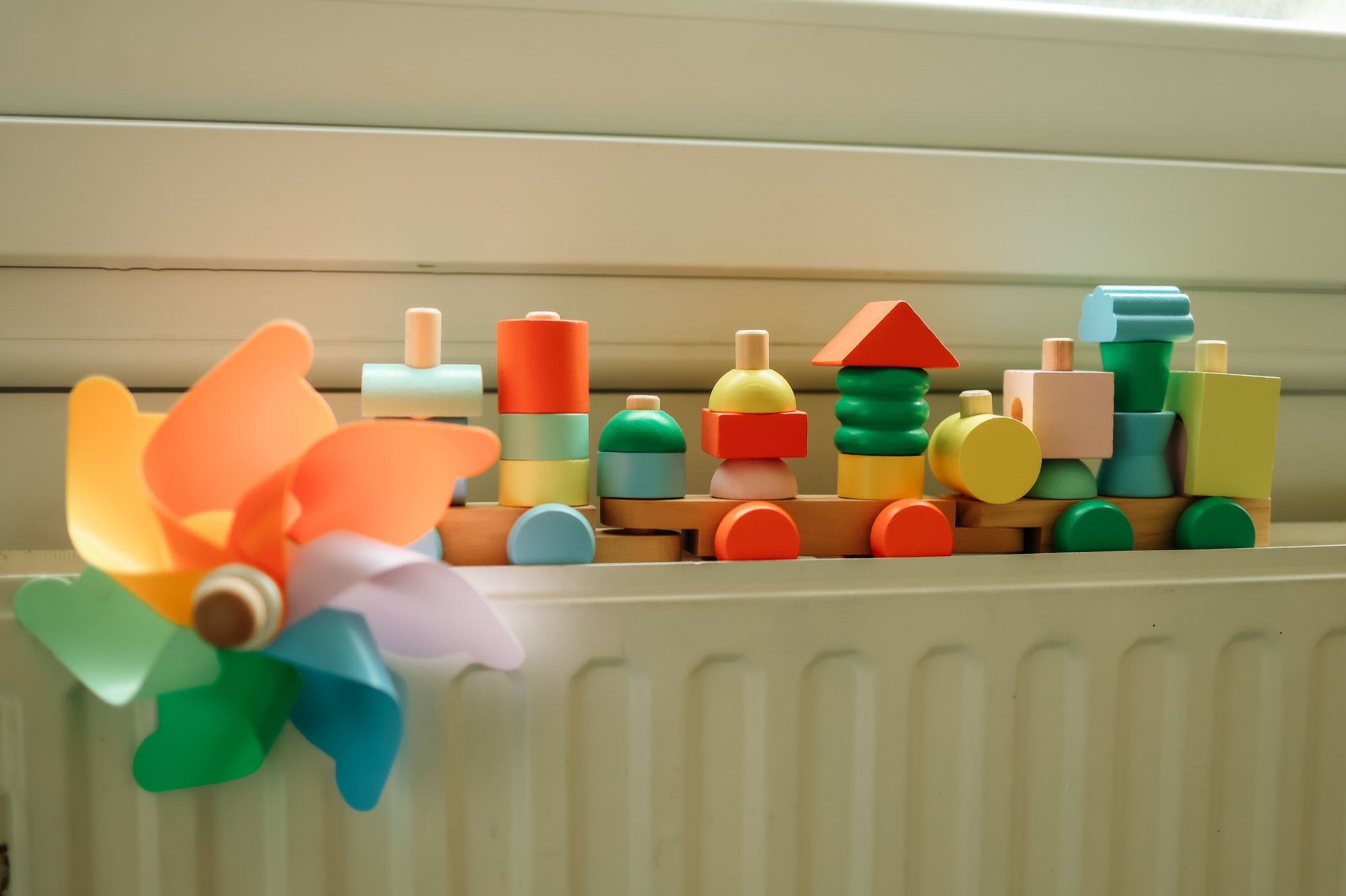 Houten speelgoed en een windmolentje op de vensterbank