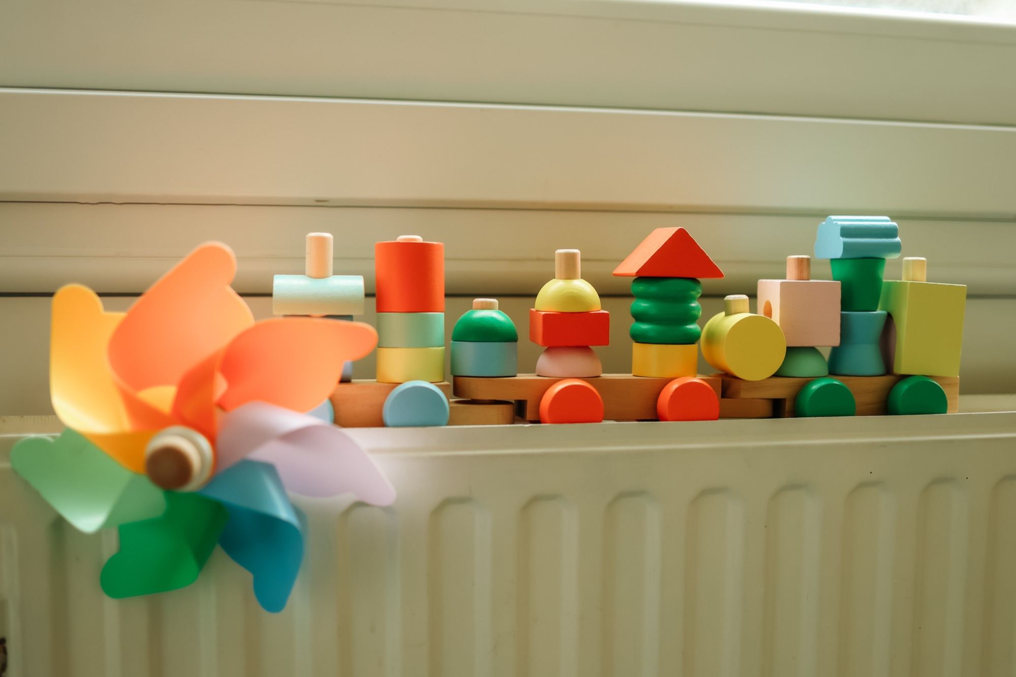 Houten speelgoed en een windmolentje op de vensterbank