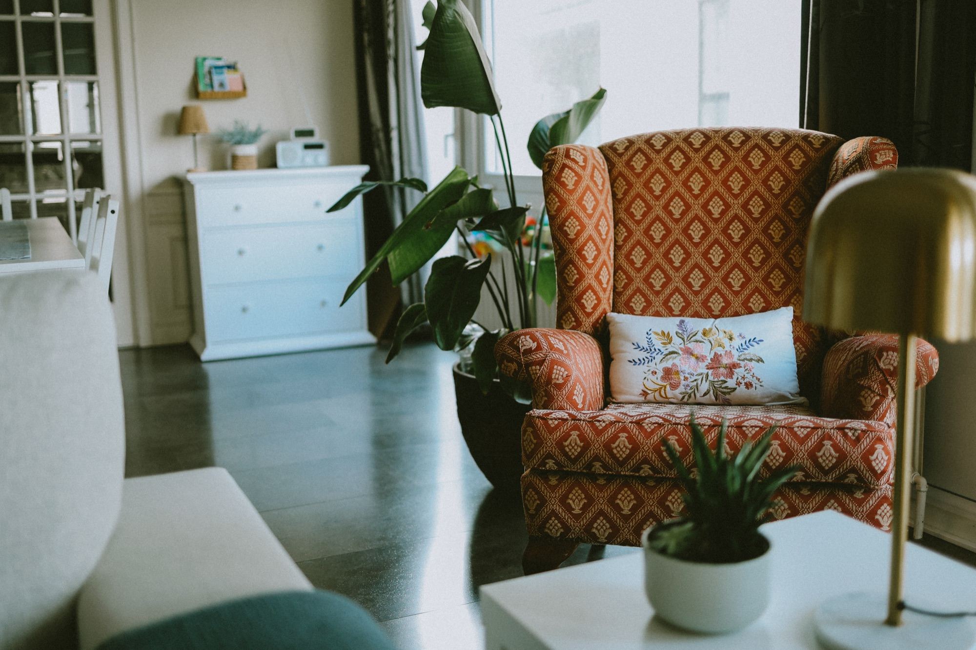 De fauteuil en de commode in de leefruimte
