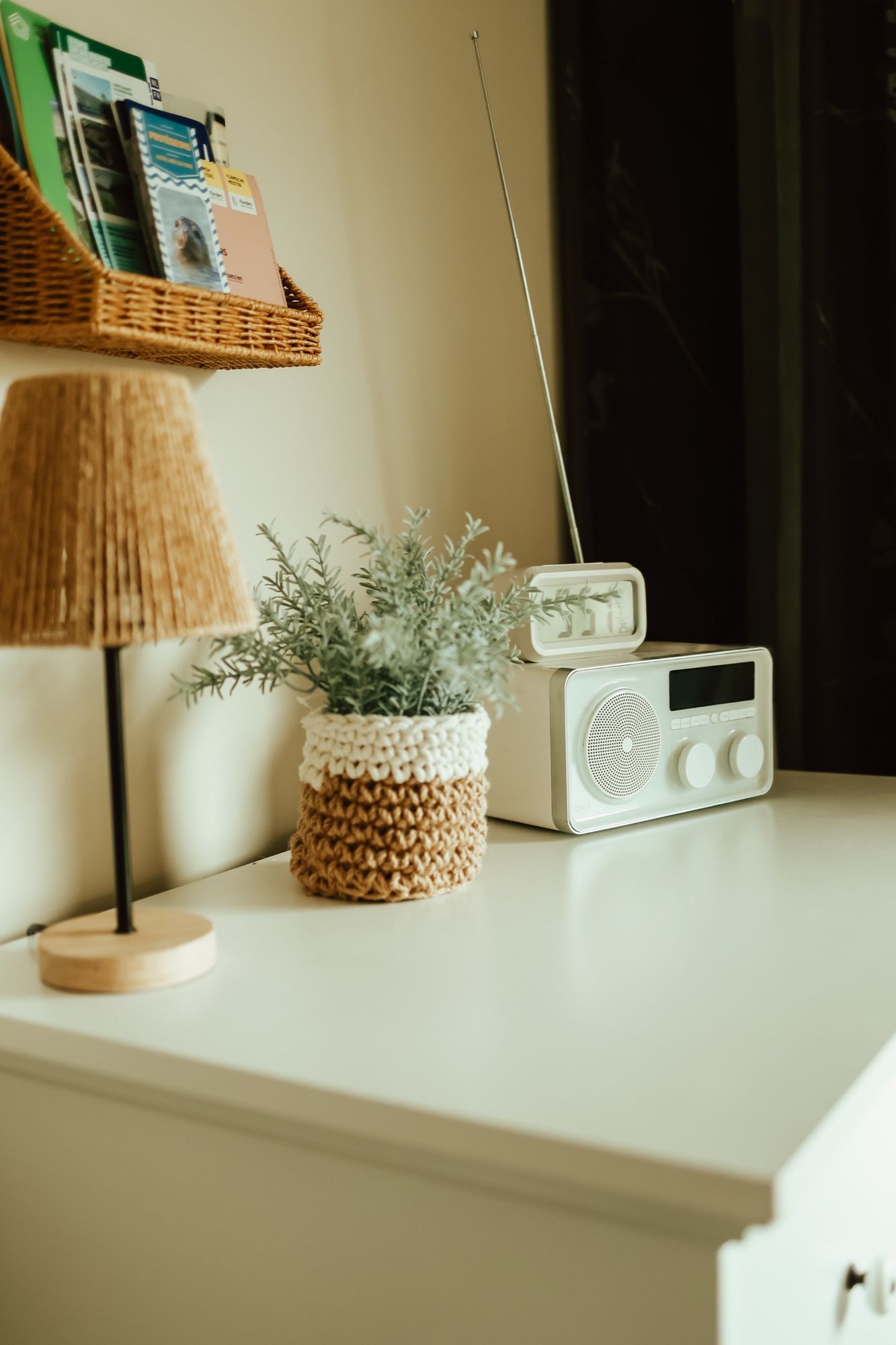 De radio en het plantje in een gehaakte pot