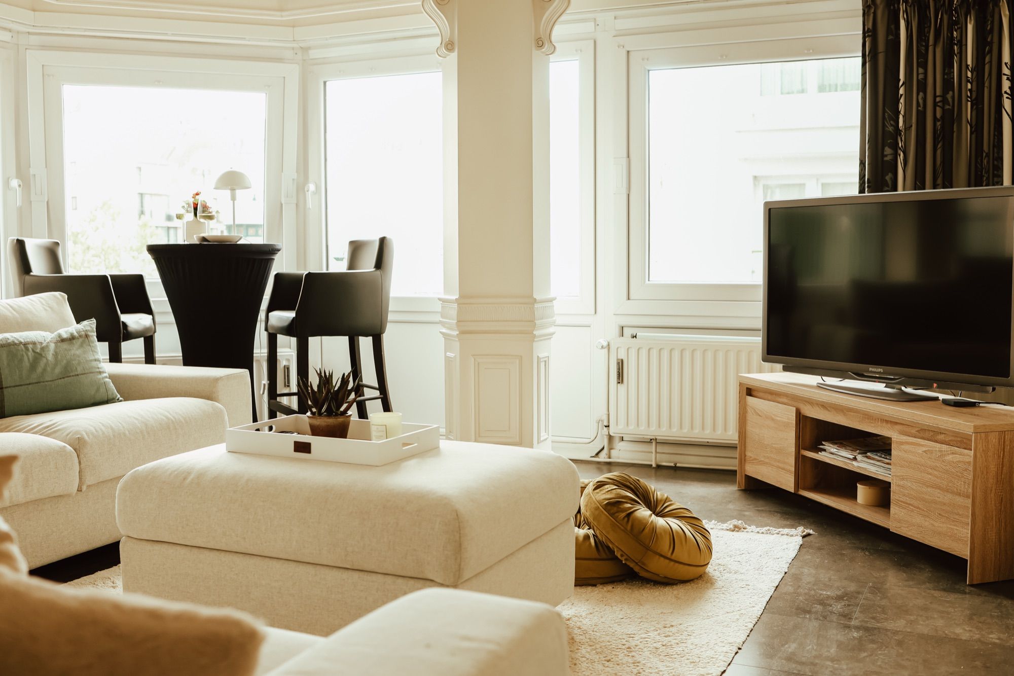 De Smart TV en de eethoek, met daglicht uit de erker