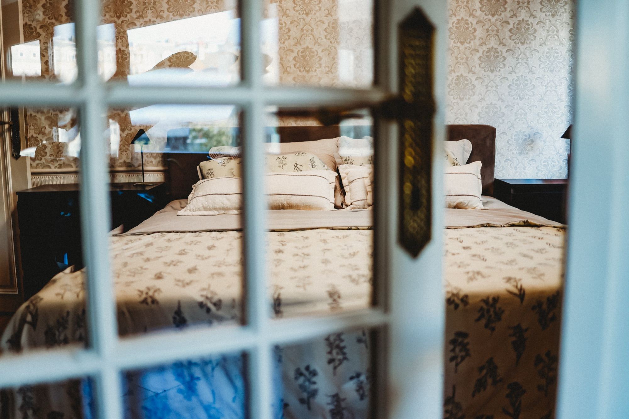 Doorkijk naar de slaapkamer met het raam op de achtergrond