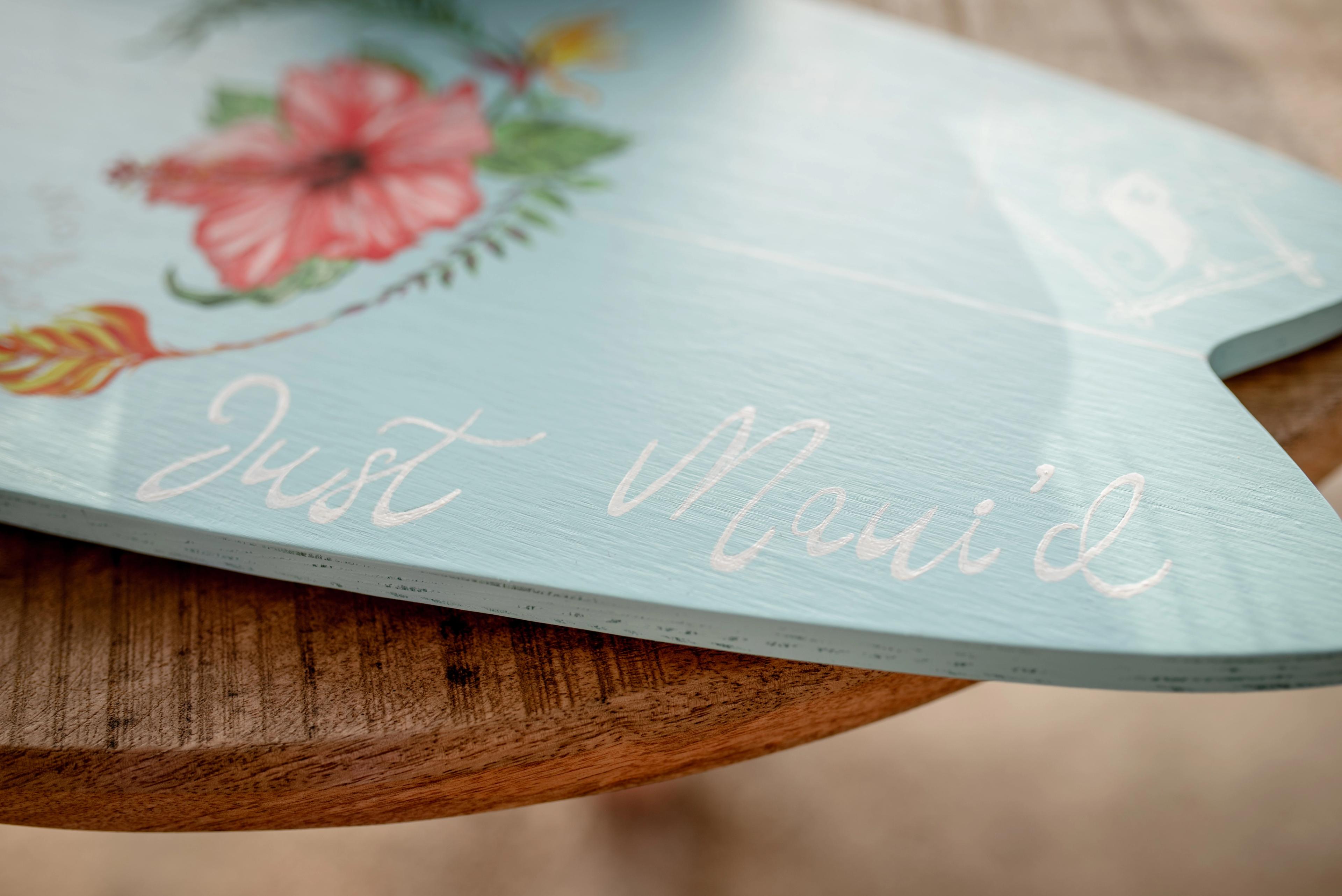 Holzschild mit Blumen und Hochzeits-Wegweiser — Destination Wedding