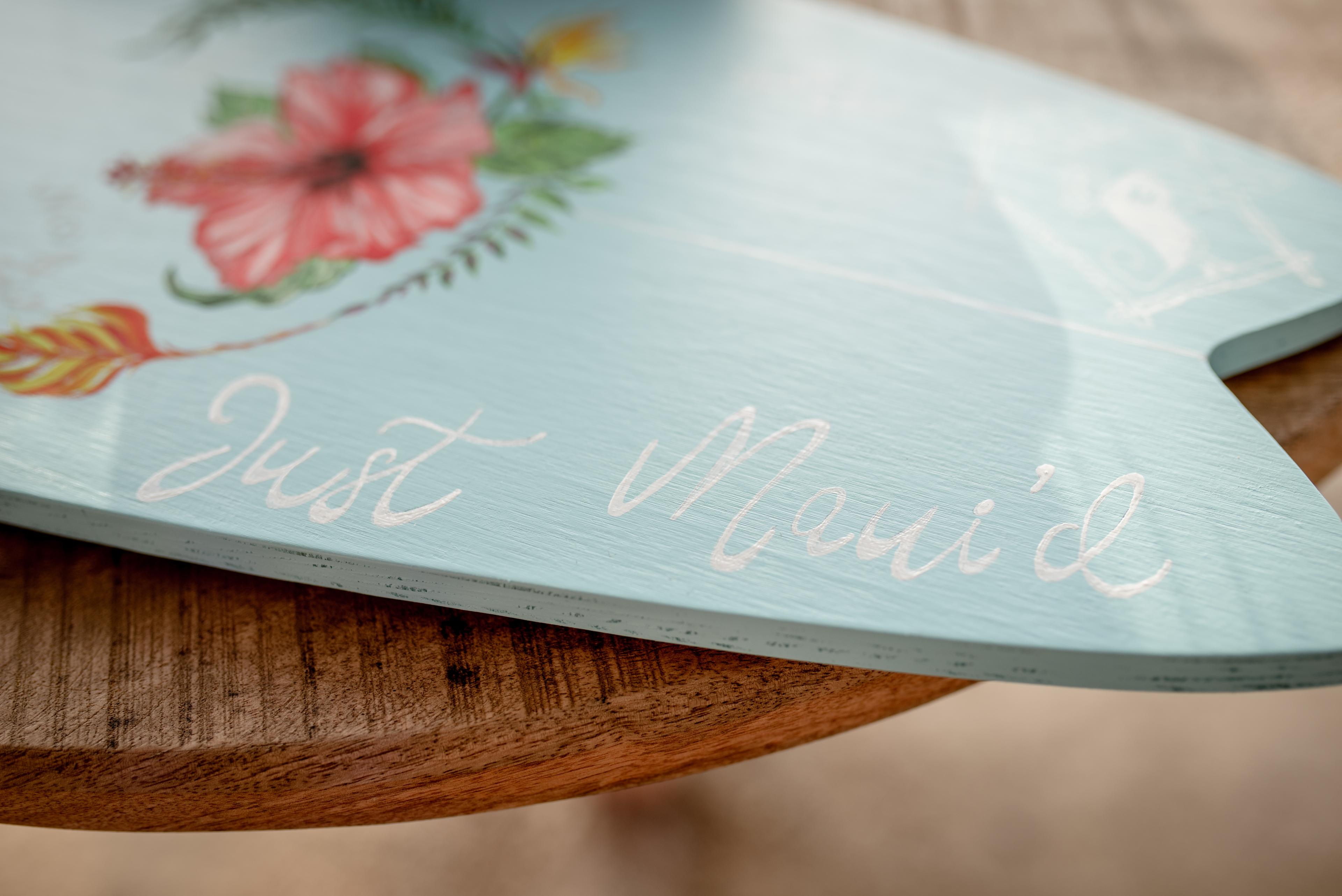 Holzschild mit Blumen und Hochzeits-Wegweiser — Destination Wedding