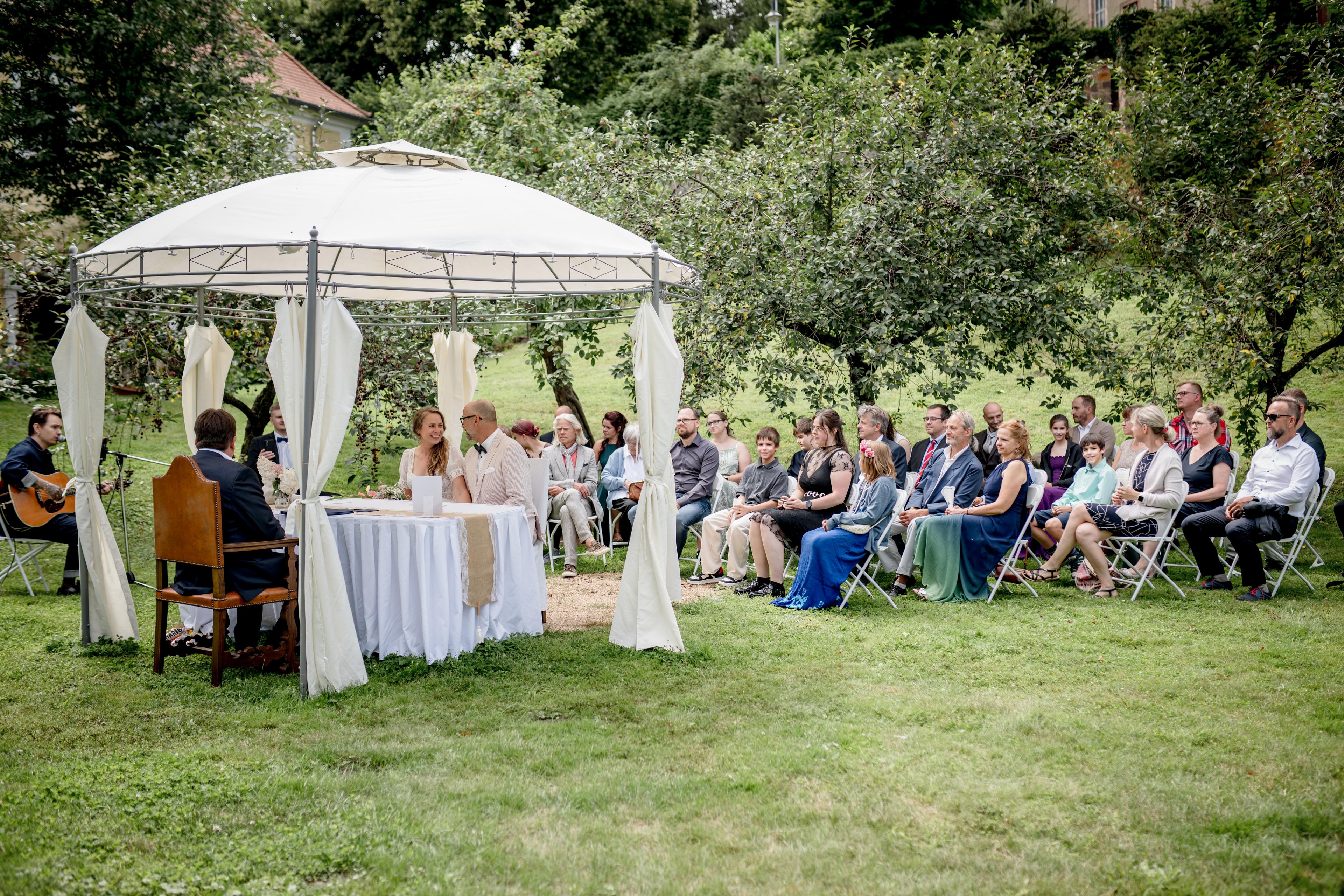 Trauungszeremonie auf einer Wiese — Hochzeitsfotograf Dresden