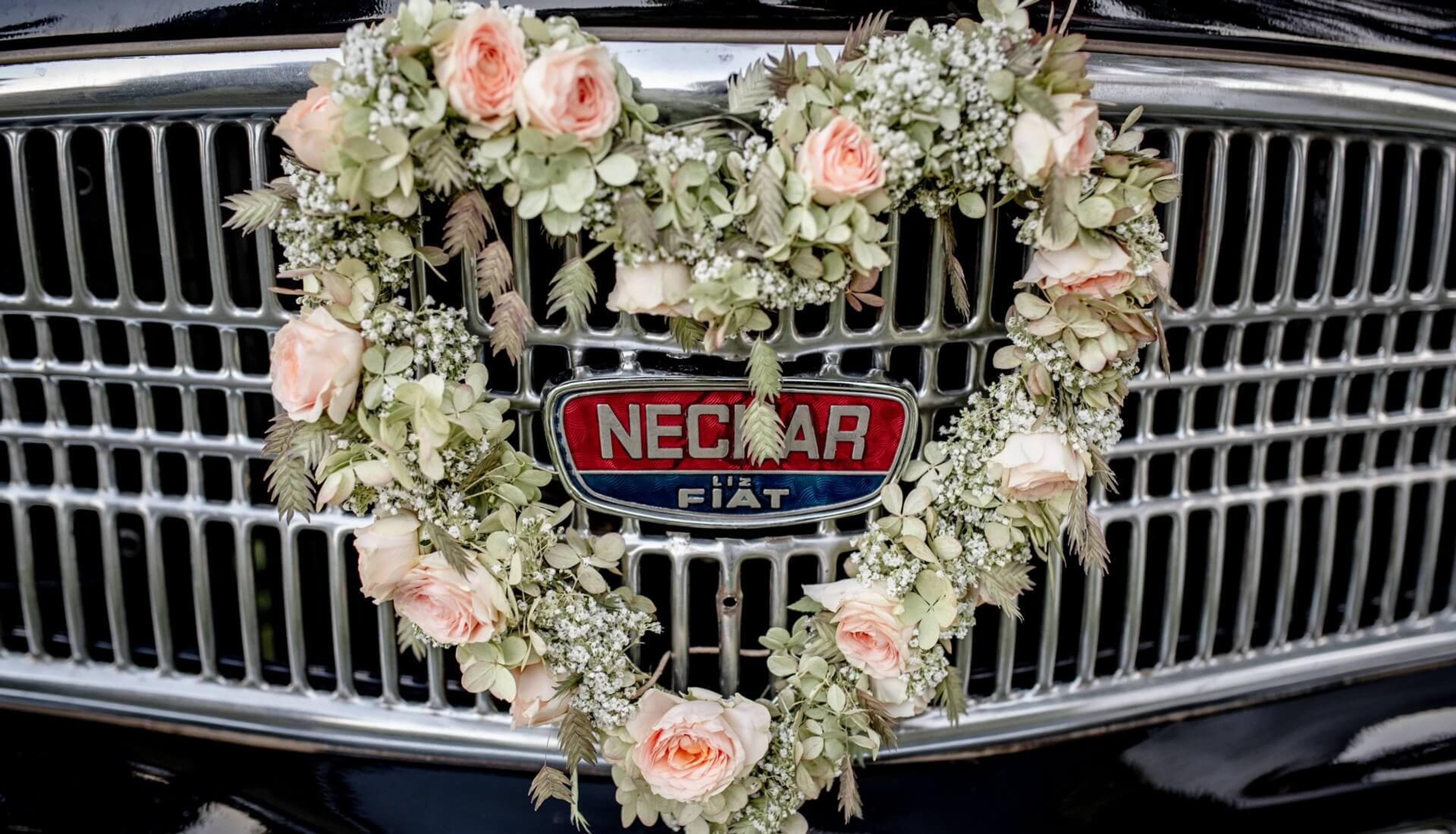Herz aus Blumen auf einem Auto — Hochzeitsalbum-Detail von Charline Rosenberger