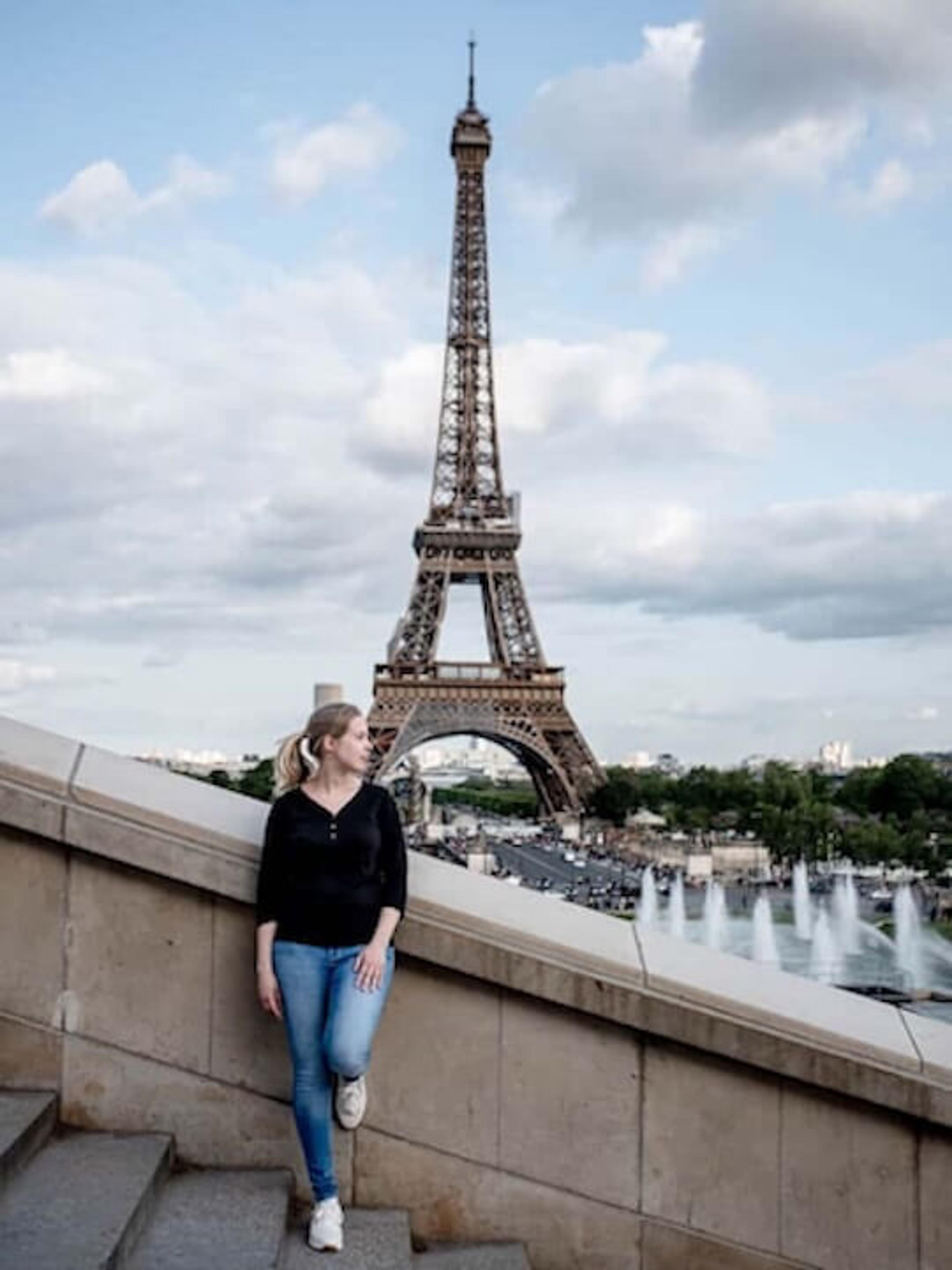 Charline vor dem Eiffelturm in Paris