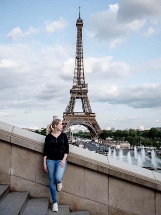 Charline vor dem Eiffelturm in Paris