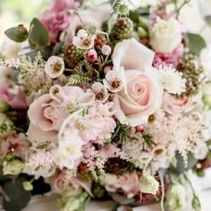 Bunter Brautstrauß mit Rosen und Grün — Symbol für die liebevolle Nachbereitung