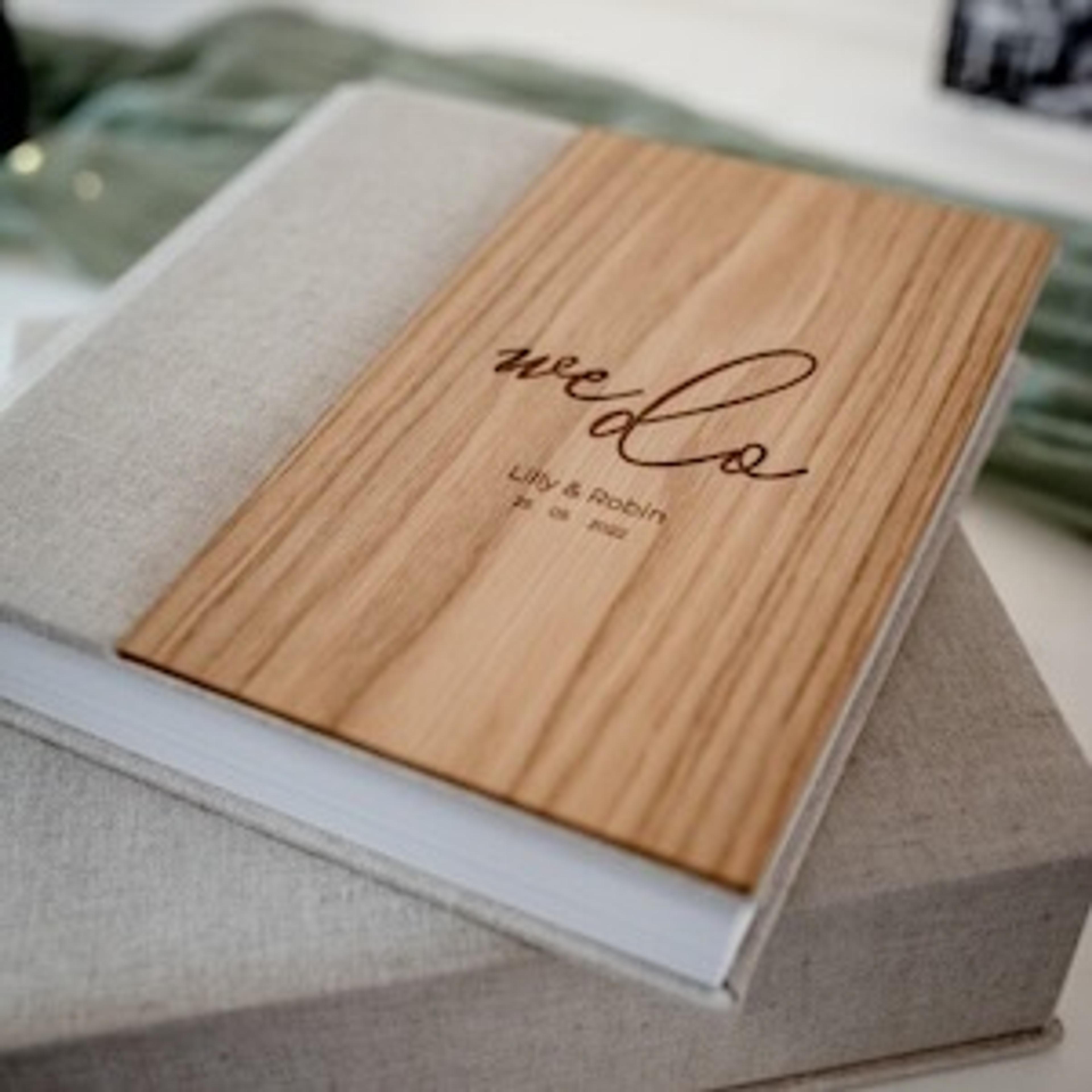 Hochzeitsalbum aus Holz mit personalisierter Gravur