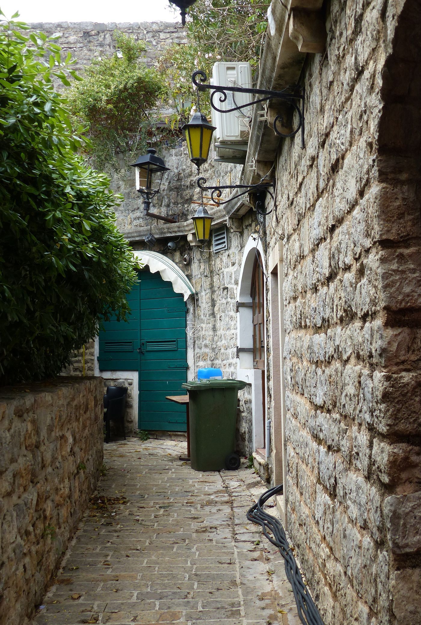 布德瓦斯塔里格勒一条质朴狭窄的小巷，有一扇绿色的门和传统的锻铁灯笼。