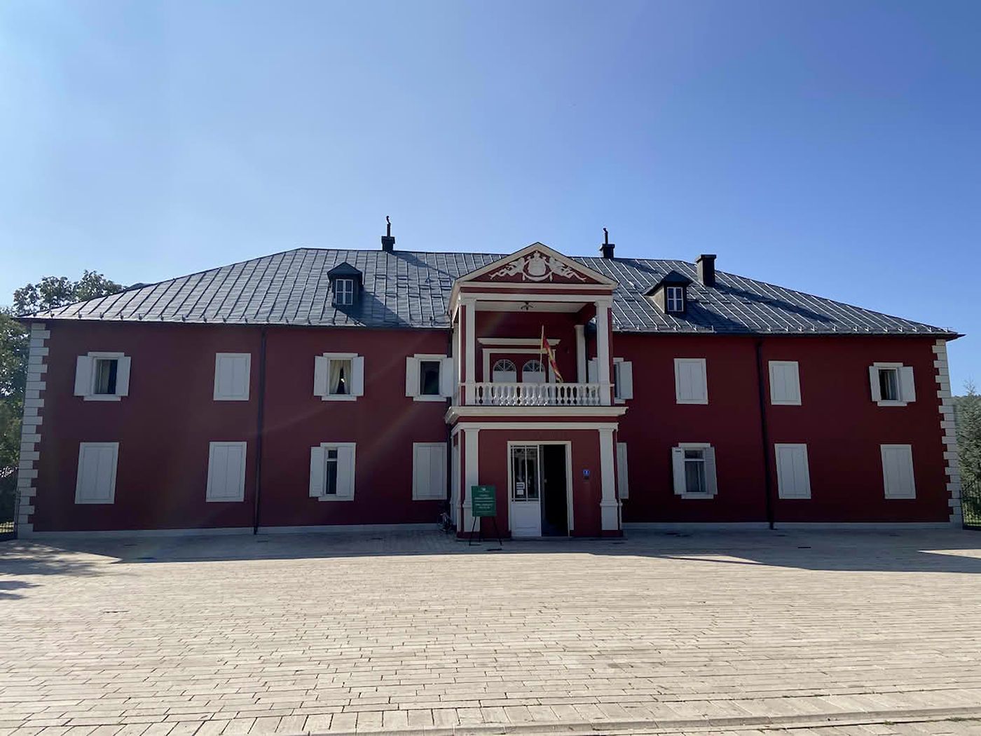 波德戈里察尼古拉国王冬宫的历史性红色外墙，现为当代艺术中心。