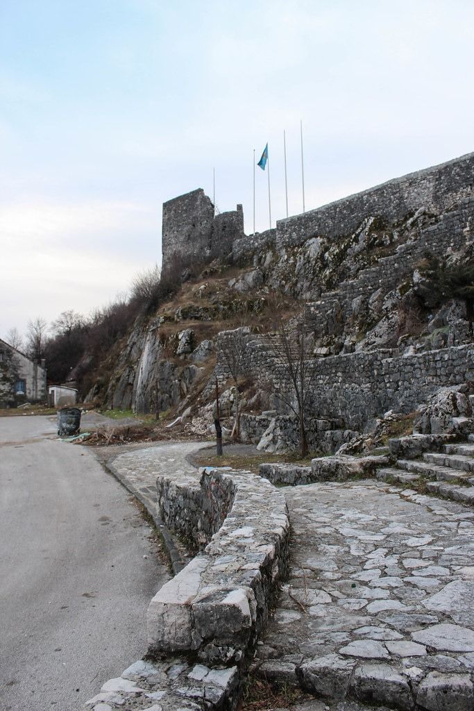 Vue vers le haut des anciens murs en pierre et des tours de la forteresse de Bedem sur sa colline rocheuse à Nikšić.