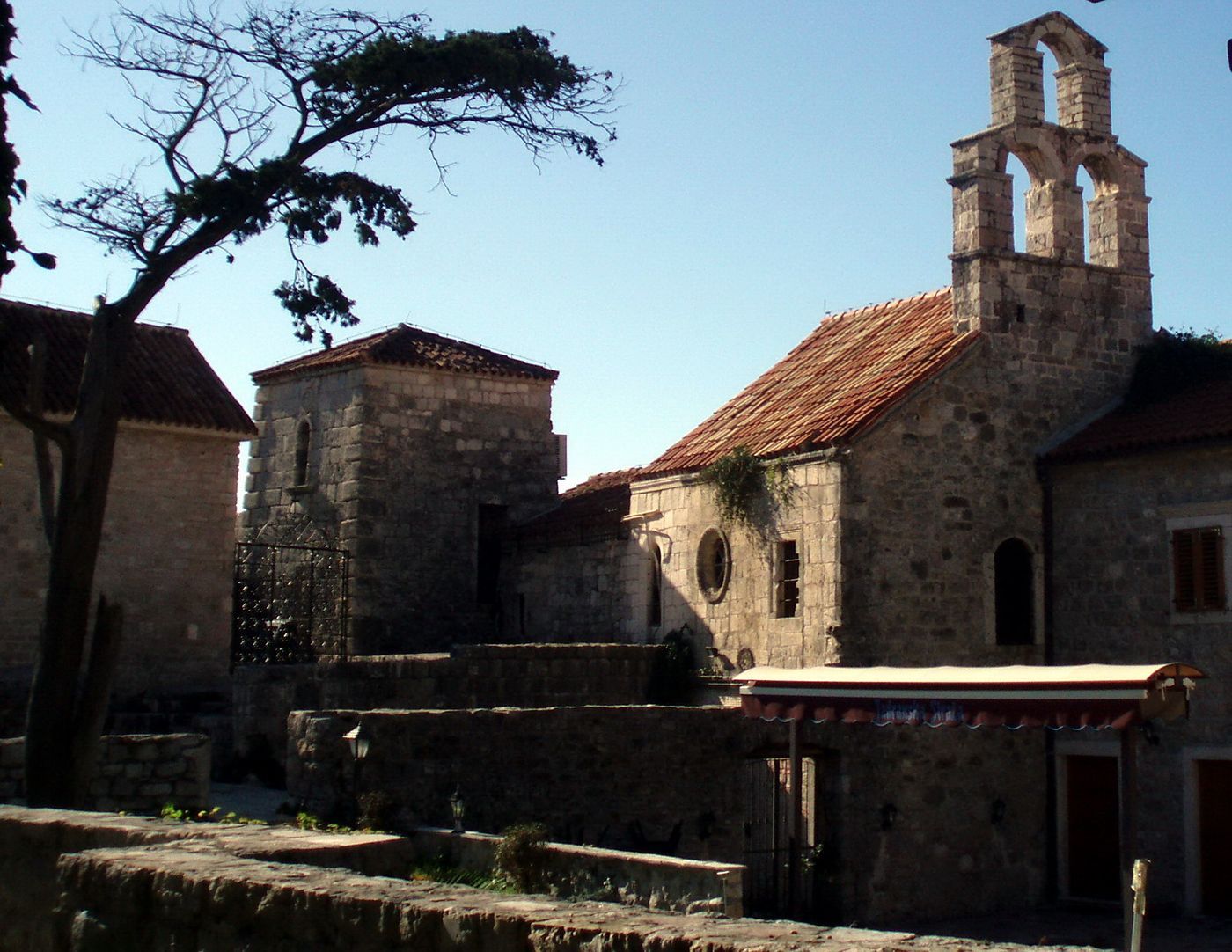 布德瓦古老的圣玛丽亚教堂质朴的石头外墙和钟楼。