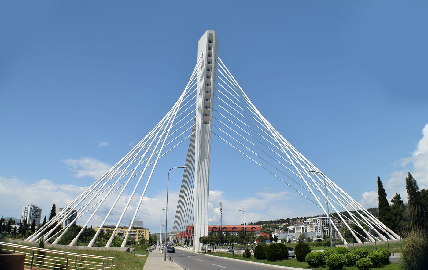 Une vue large du pont moderne à haubans du Millénaire à Podgorica par une journée ensoleillée.