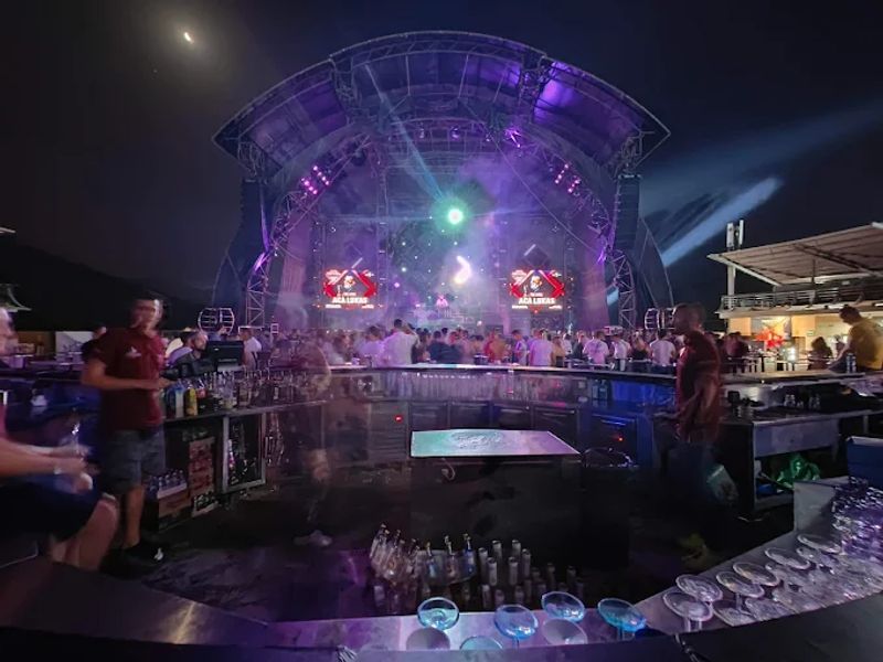 巴尔干地区最大的露天夜总会