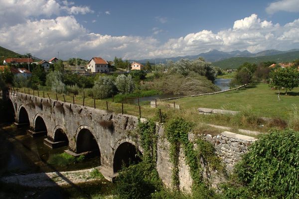 黑山尼克希奇附近历史悠久的罗马桥（Rimski Most），这是一座爬满常春藤的多拱石桥，横跨在宁静的乡村河流之上