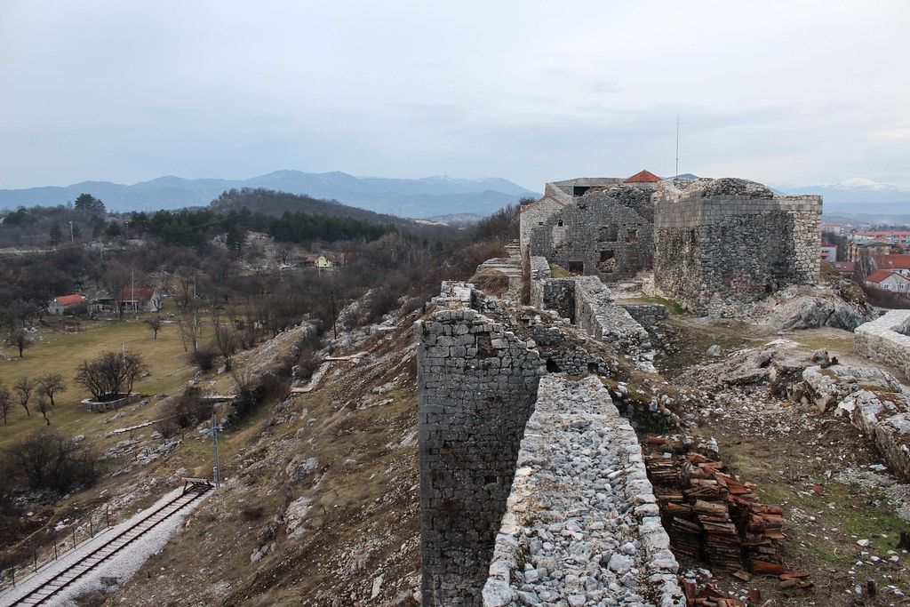 Une vue le long des remparts en pierre en ruine de la forteresse historique de Bedem à Nikšić.