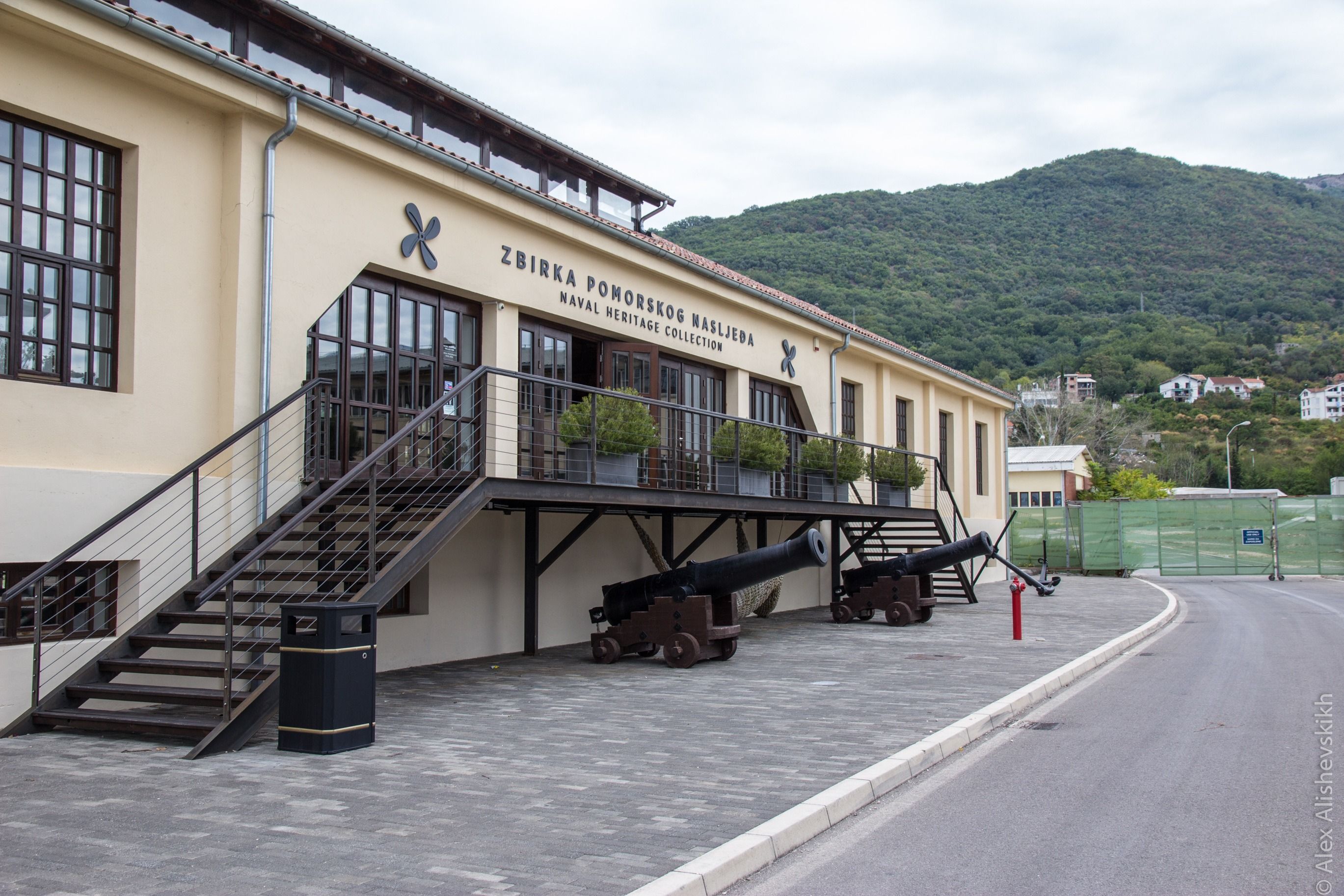 黑山港航海遗产博物馆大楼的外部，露台上有历史悠久的大炮。