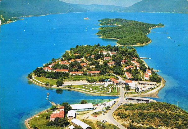 Stara razglednica koja prikazuje Ostrvo Cvijeća u svom zlatnom dobu kao ekskluzivno turističko odmaralište sa bijelim bungalovima.