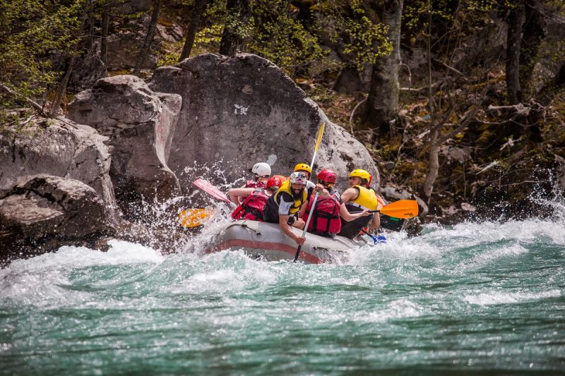 Tours d'adrénaline : Aventures en rafting et en VTT