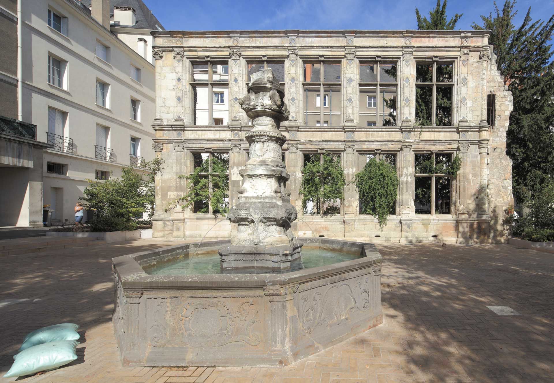 Fontaine de Beaune-Semblançay ©S. Andréi