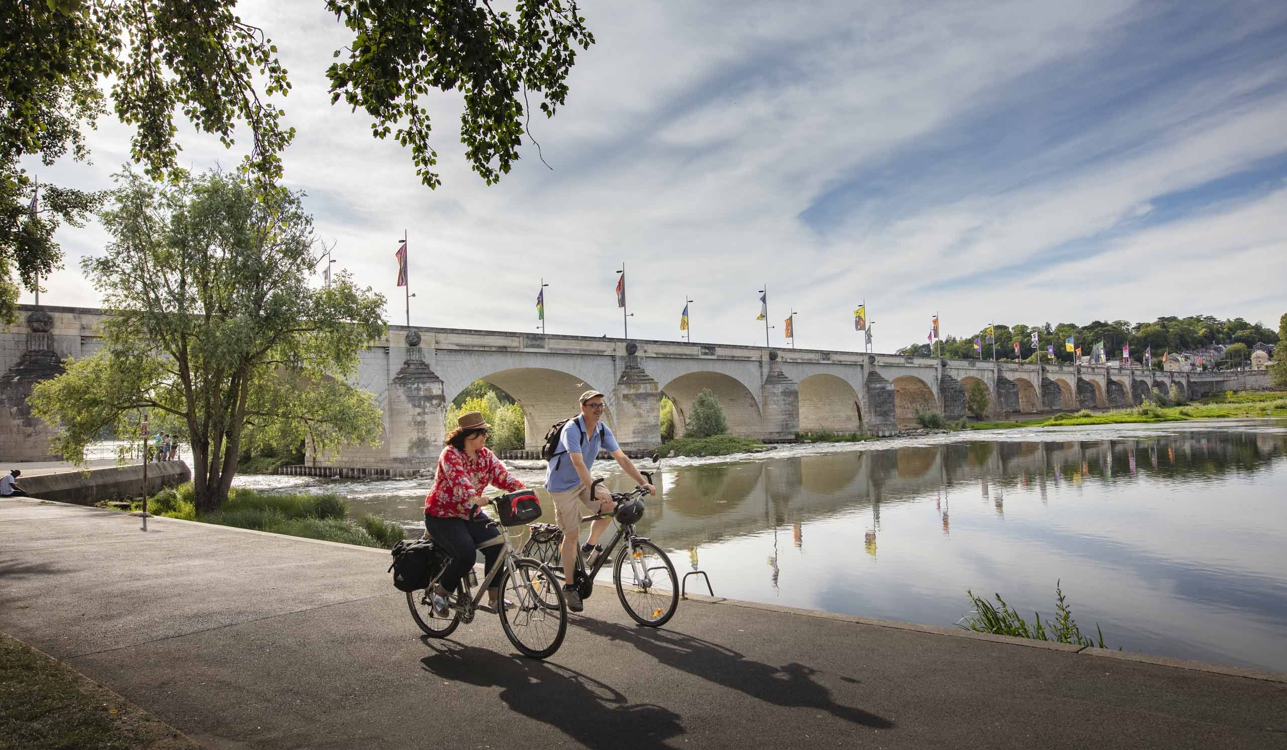 Touriste à vélo sur les bords de Loire
