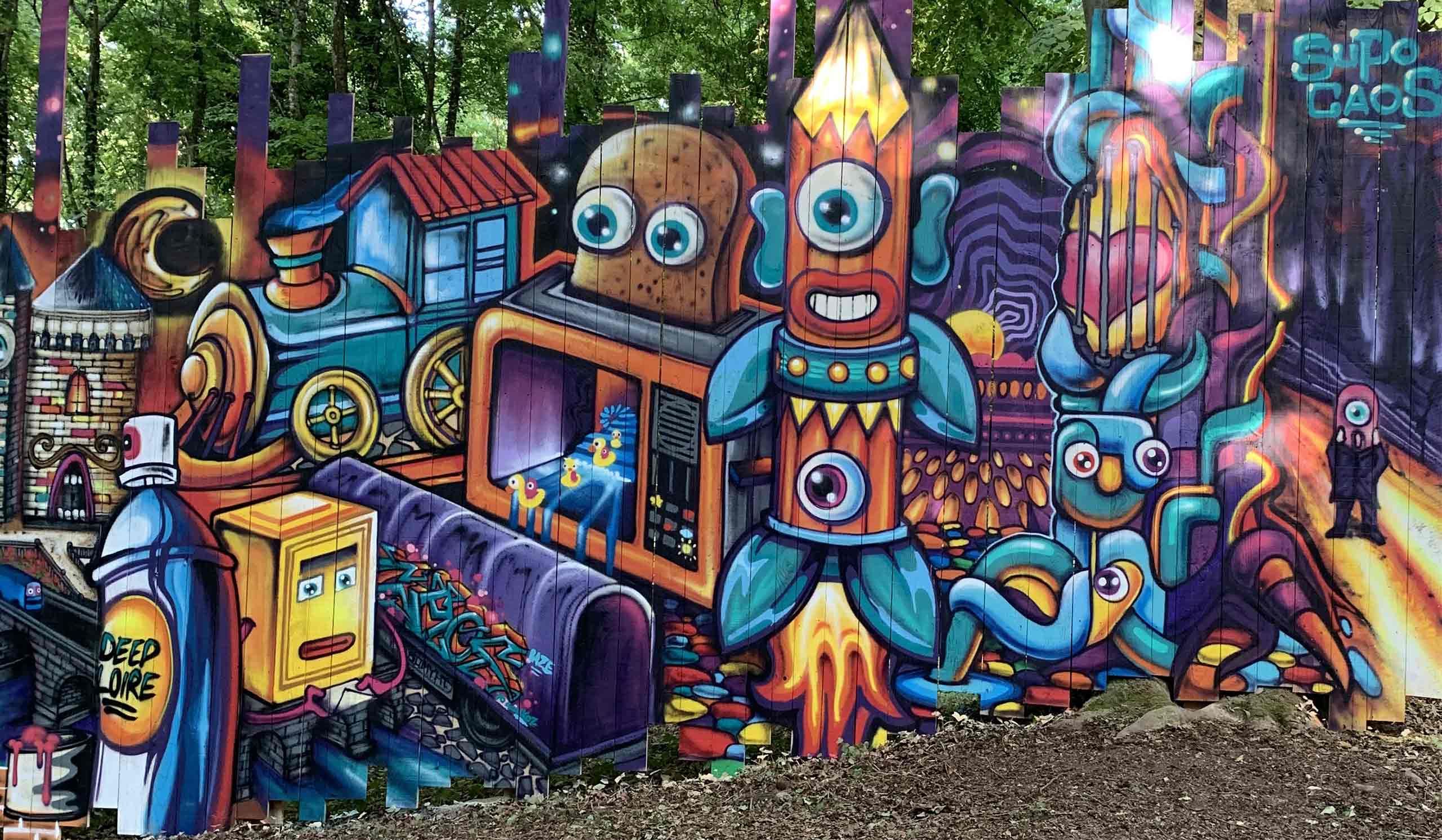 Œuvre de street art dans le parc du château de Moh