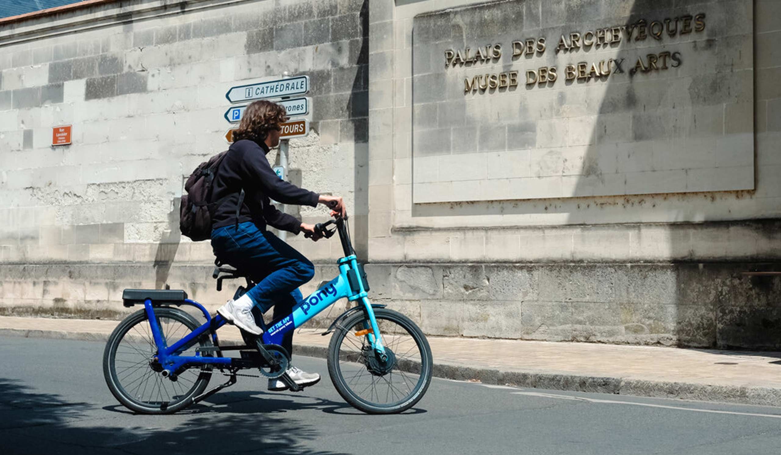 Homme sur un vélo bi-place Pony