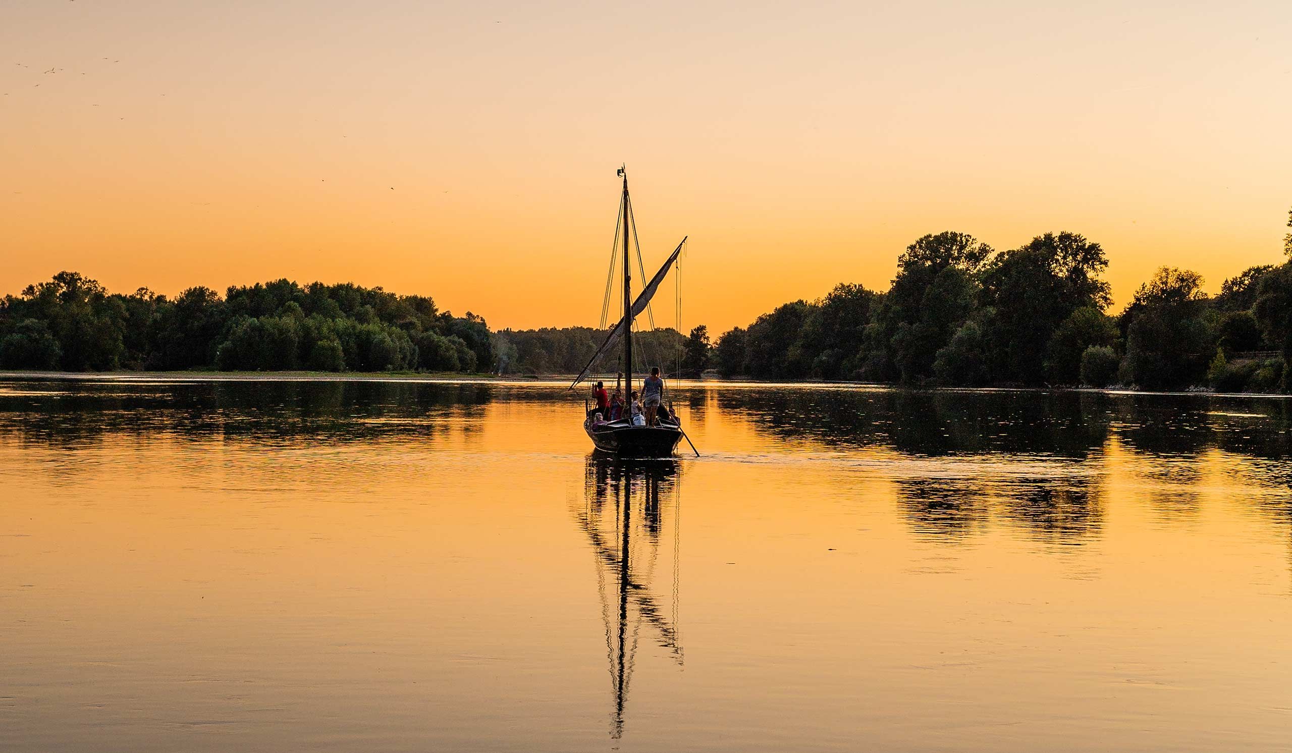 Balade en bateau au crépuscule sur la Loire