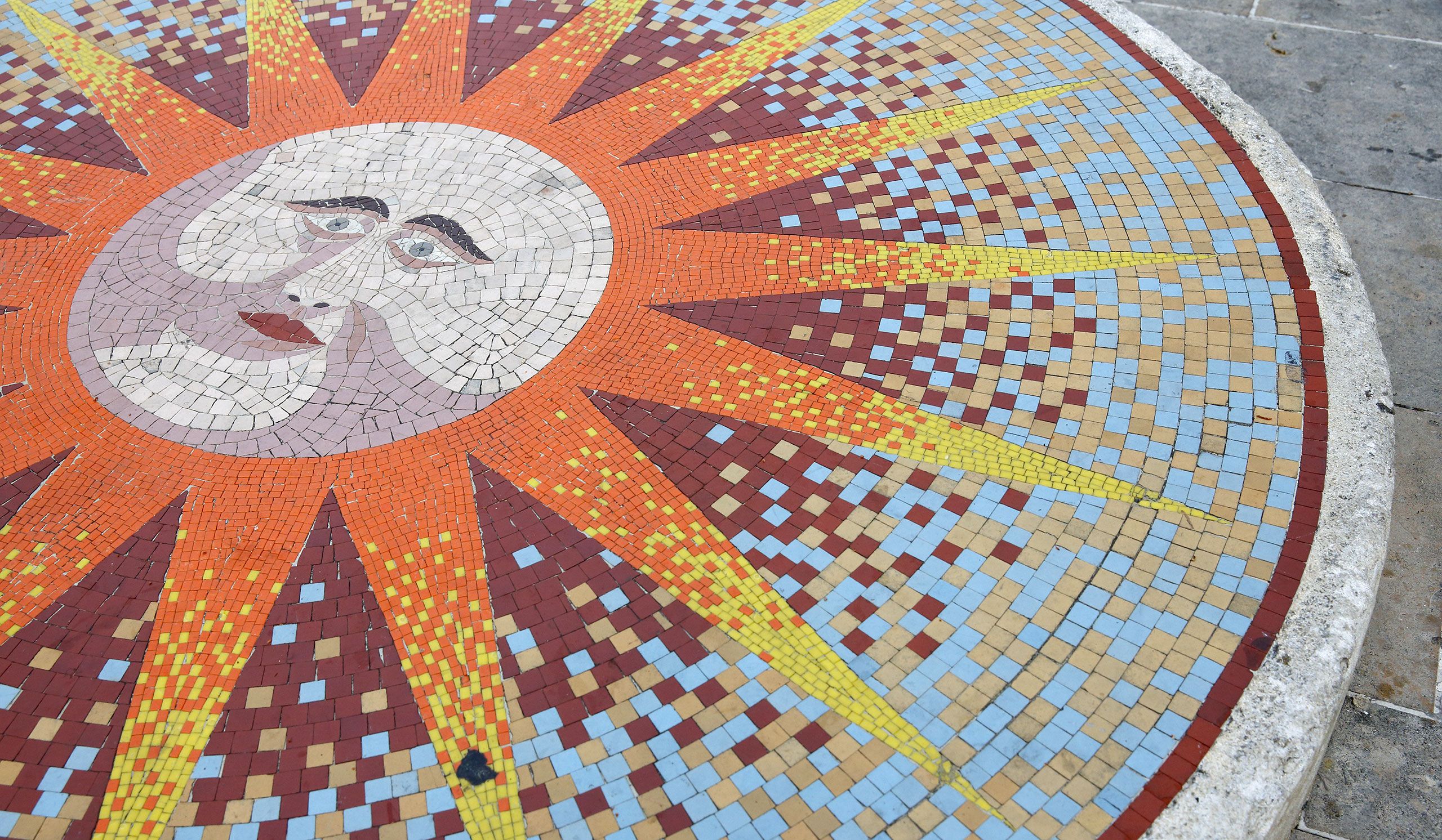 Soleil en mosaïque de la Maison du Petit-Soleil