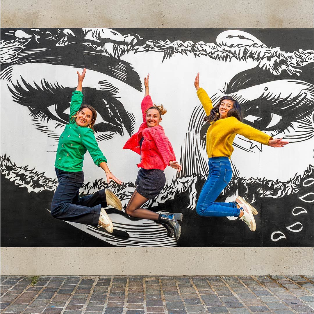 Graff peint à Tours avec trois personnes faisant un saut