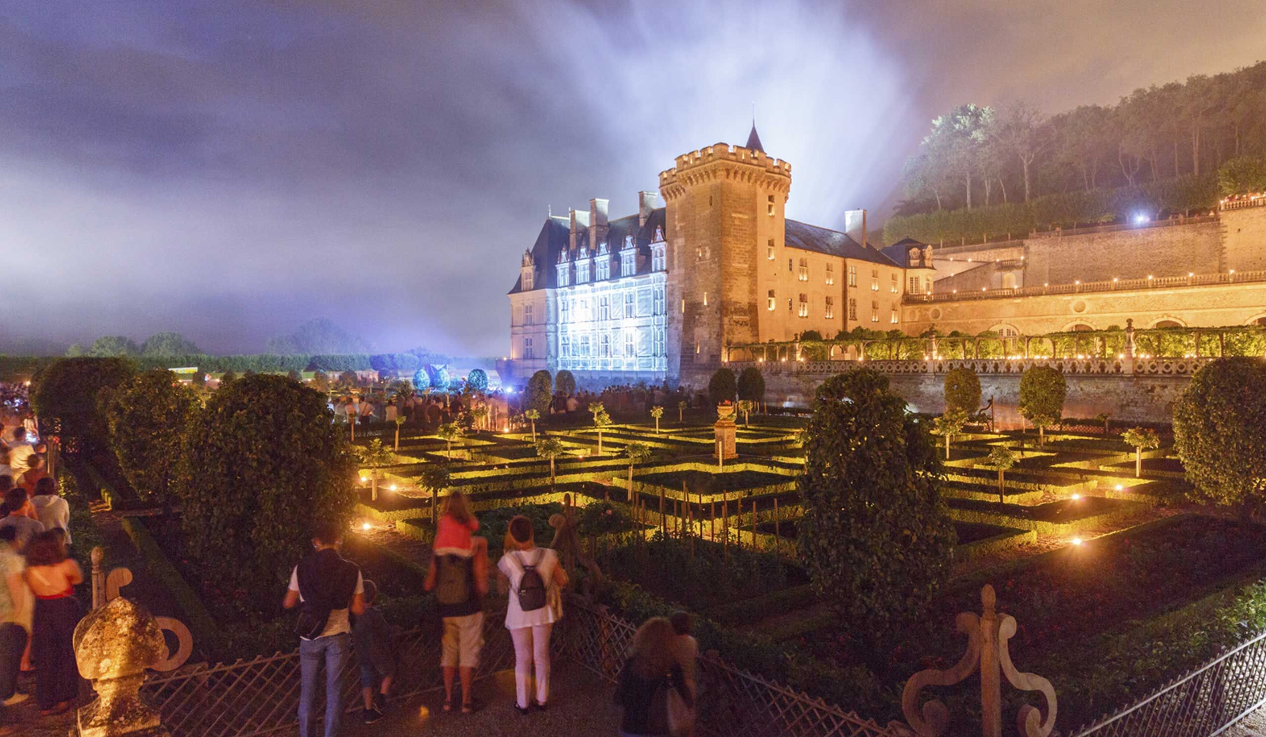 Jardins du château de Villandry, à la tombée de la nuit, éclairés par des bougies pour l'événement la Nuit des Mille Feux