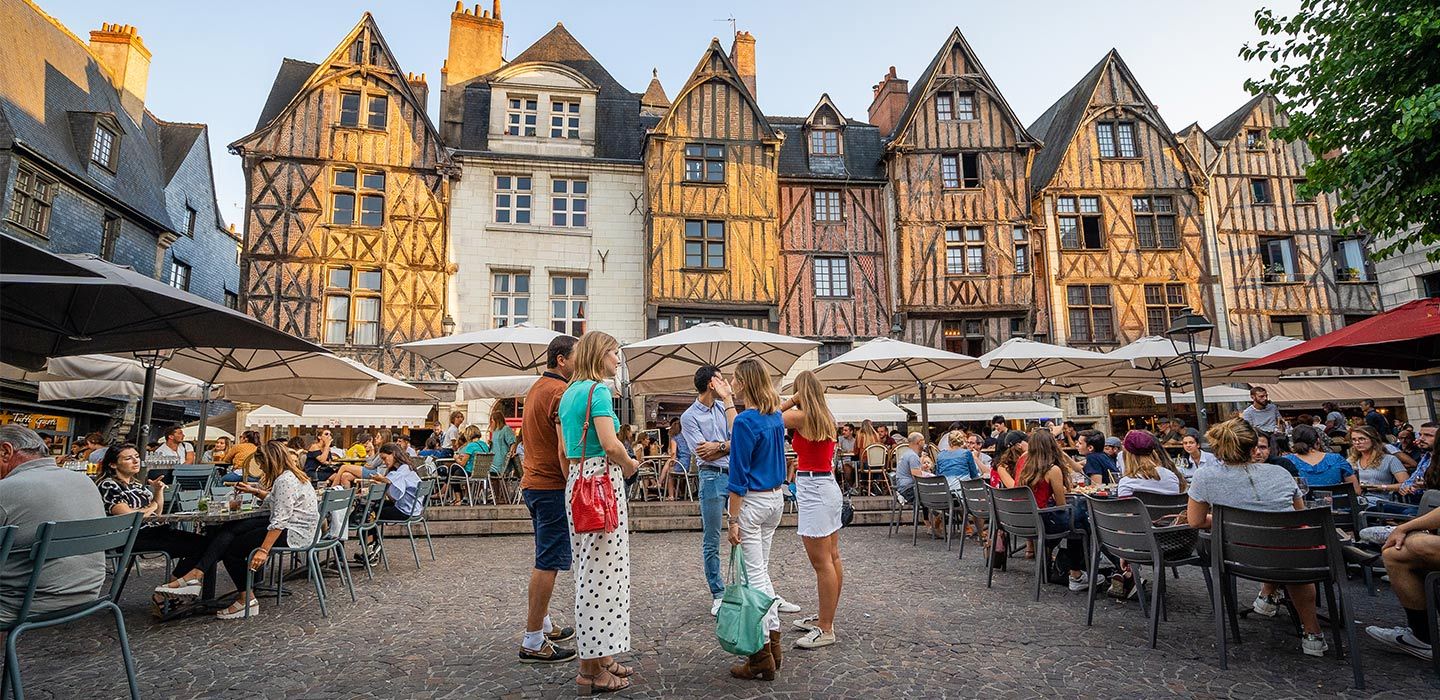 Groupe de personnes sur la place Plumereau dans le Vieux Tours