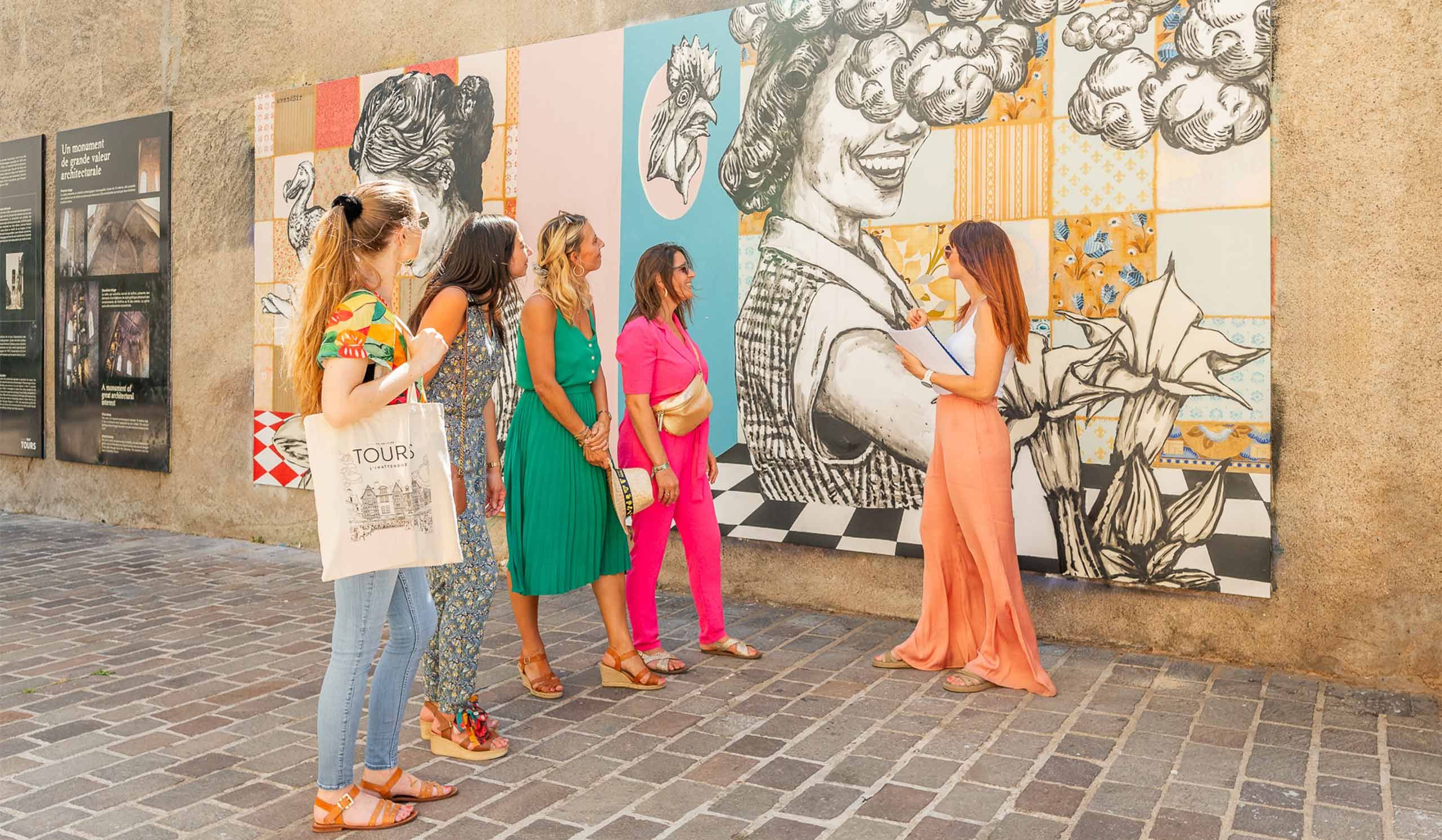 Fresque du MUR et participants à une visite guidée