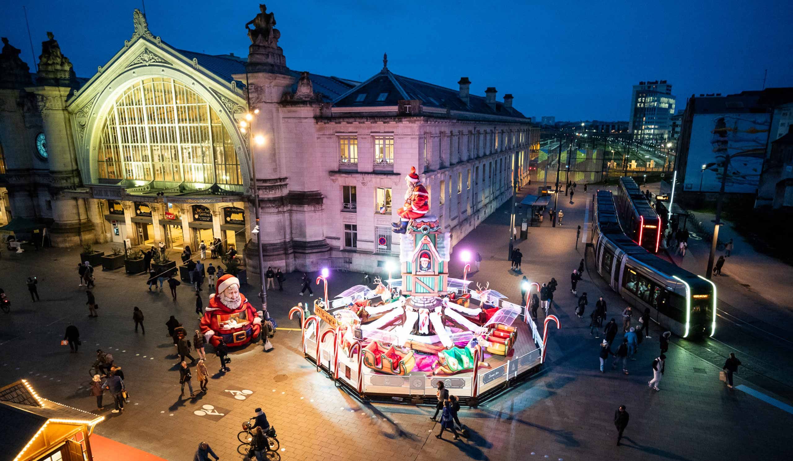 Parvis de la gare à Noël