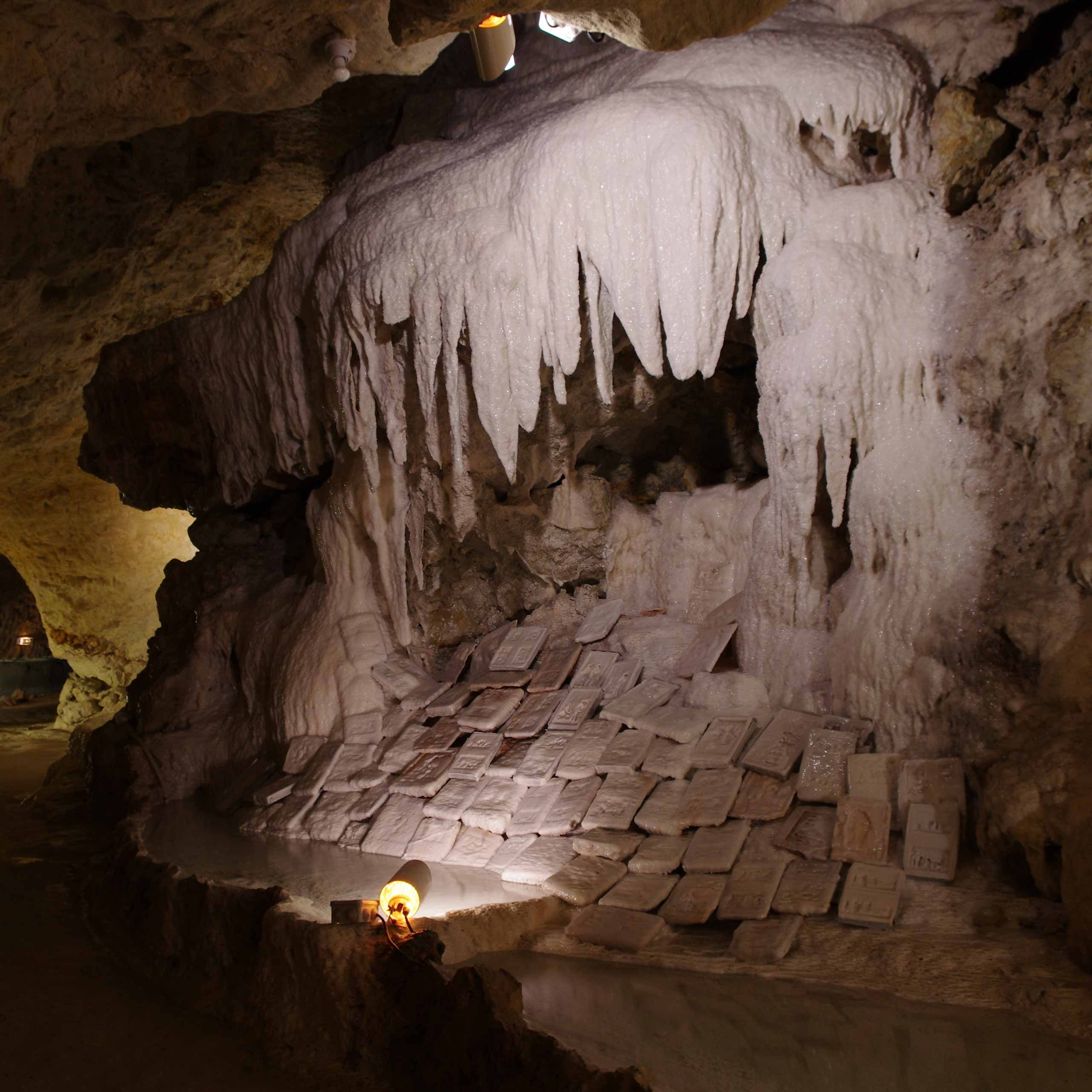 Visiter les entrailles de la Terre aux Grottes Pétrifiantes