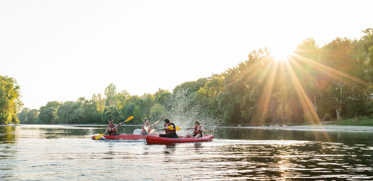 Amis en canoë sur la Loire