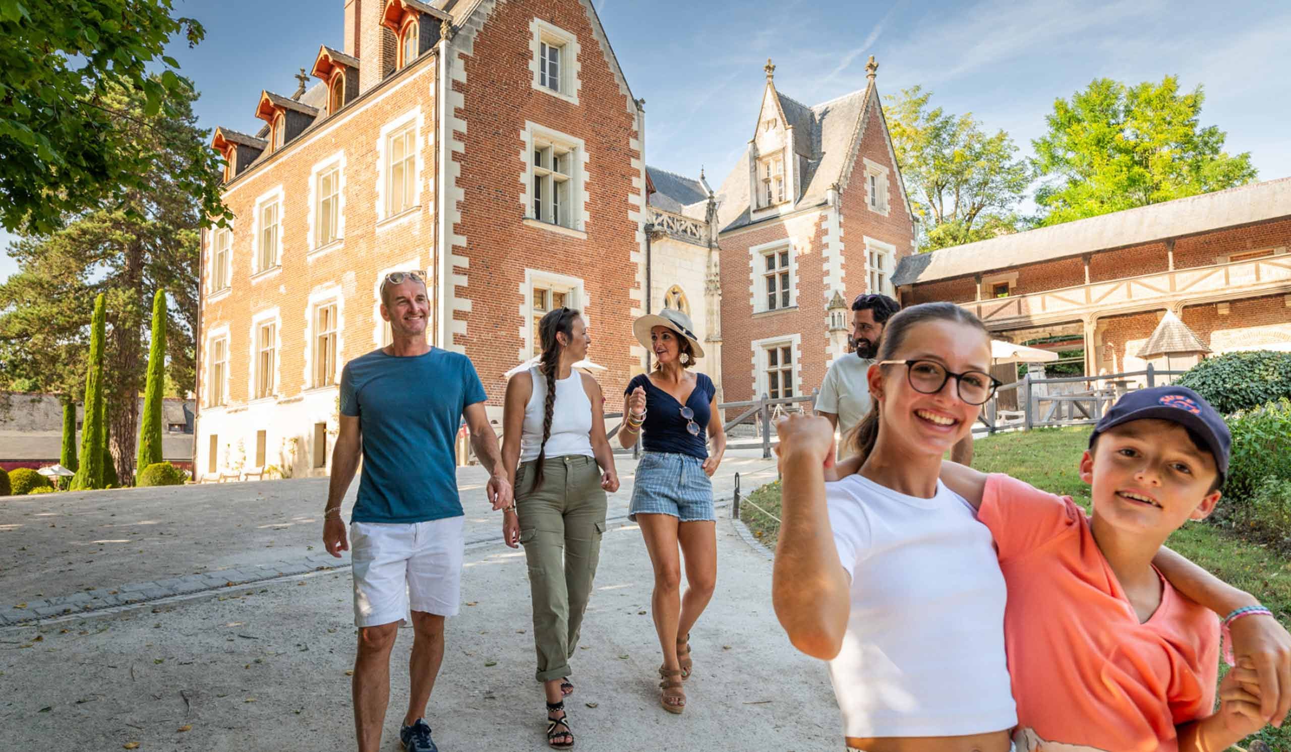 un groupe de personnes devant le Clos Lucé