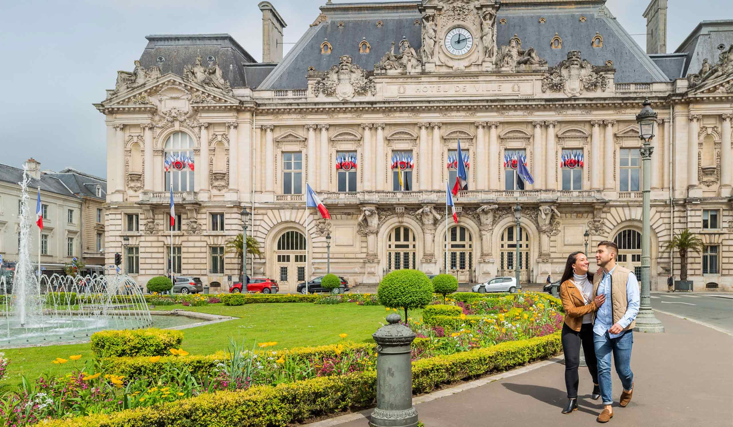 Couple sur la place Jean-Jaurès à Tours